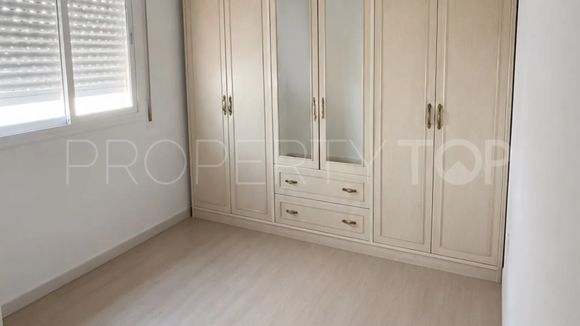 Ático con 5 dormitorios a la venta en Estepona Centro