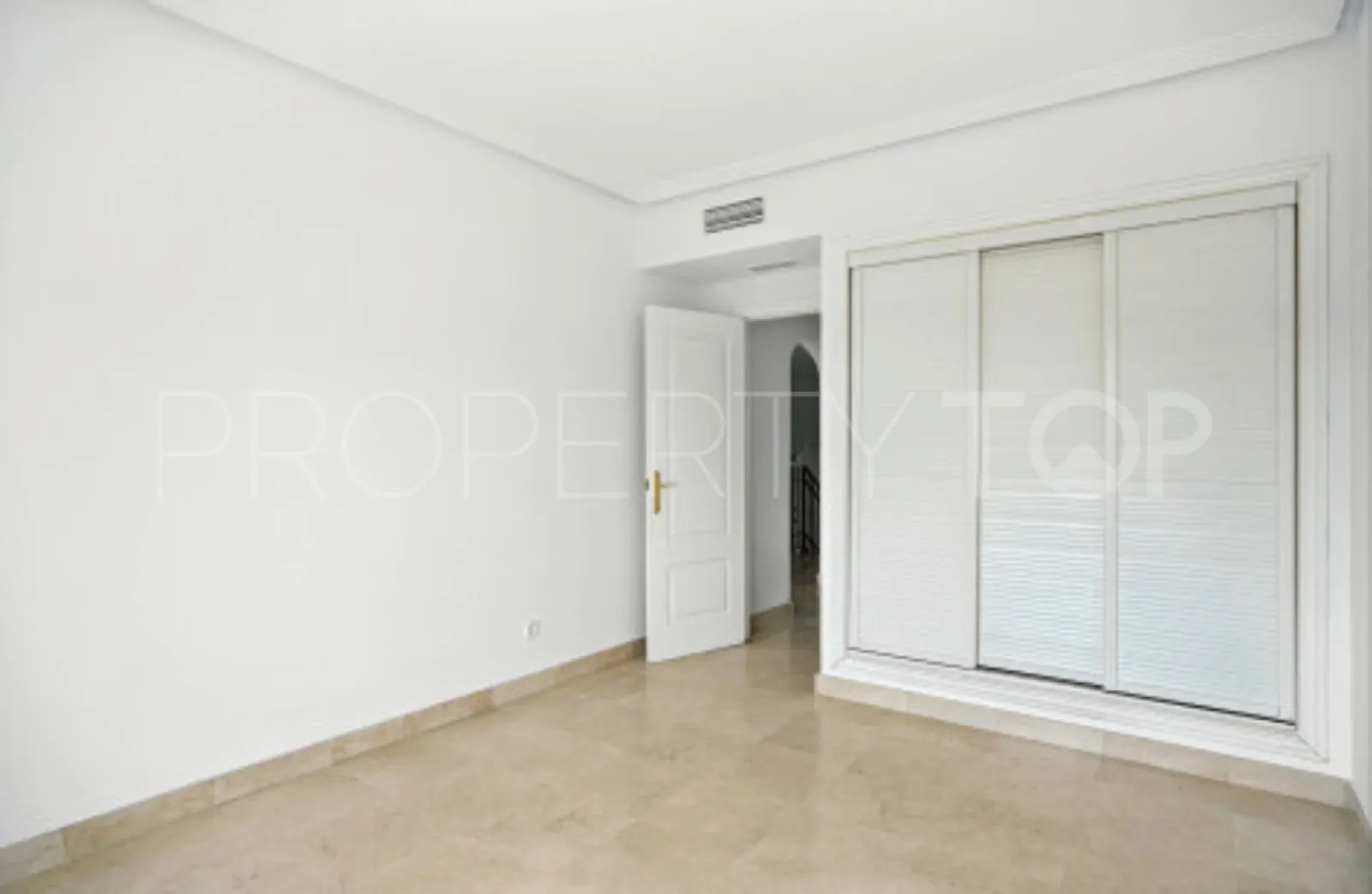 Town house for sale in Los Arqueros with 4 bedrooms