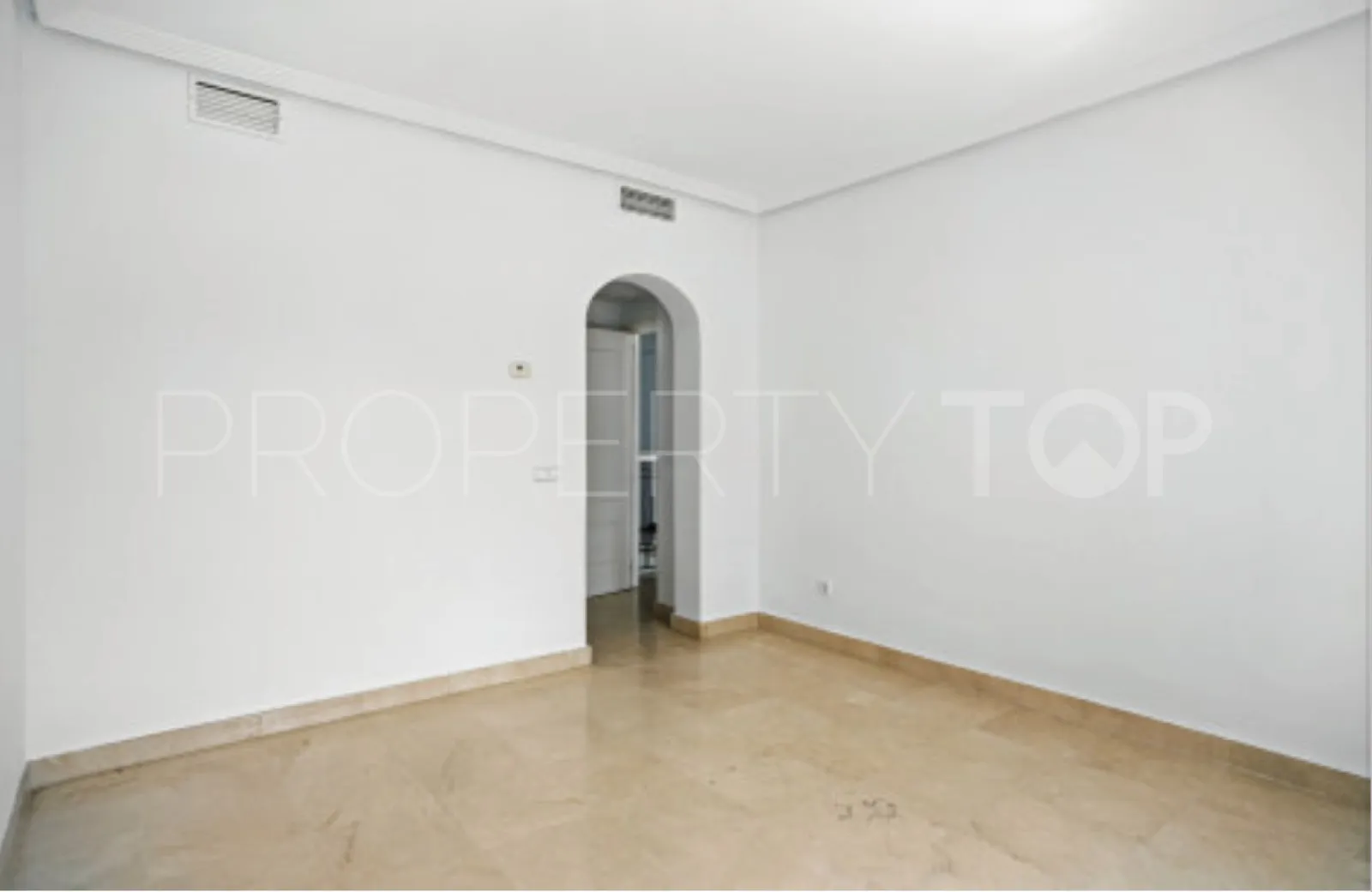 Town house for sale in Los Arqueros with 4 bedrooms