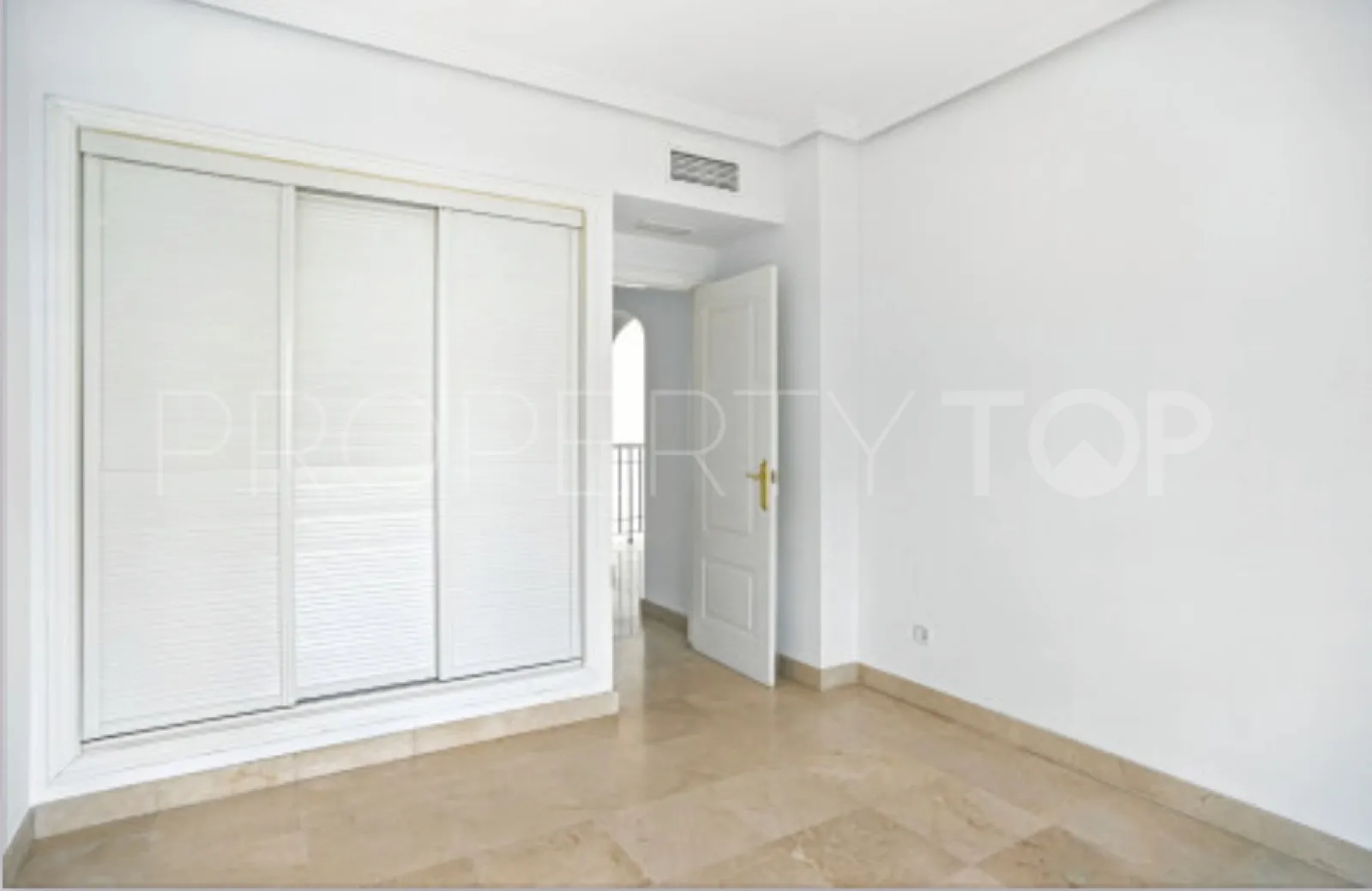 Town house for sale in Los Arqueros with 4 bedrooms