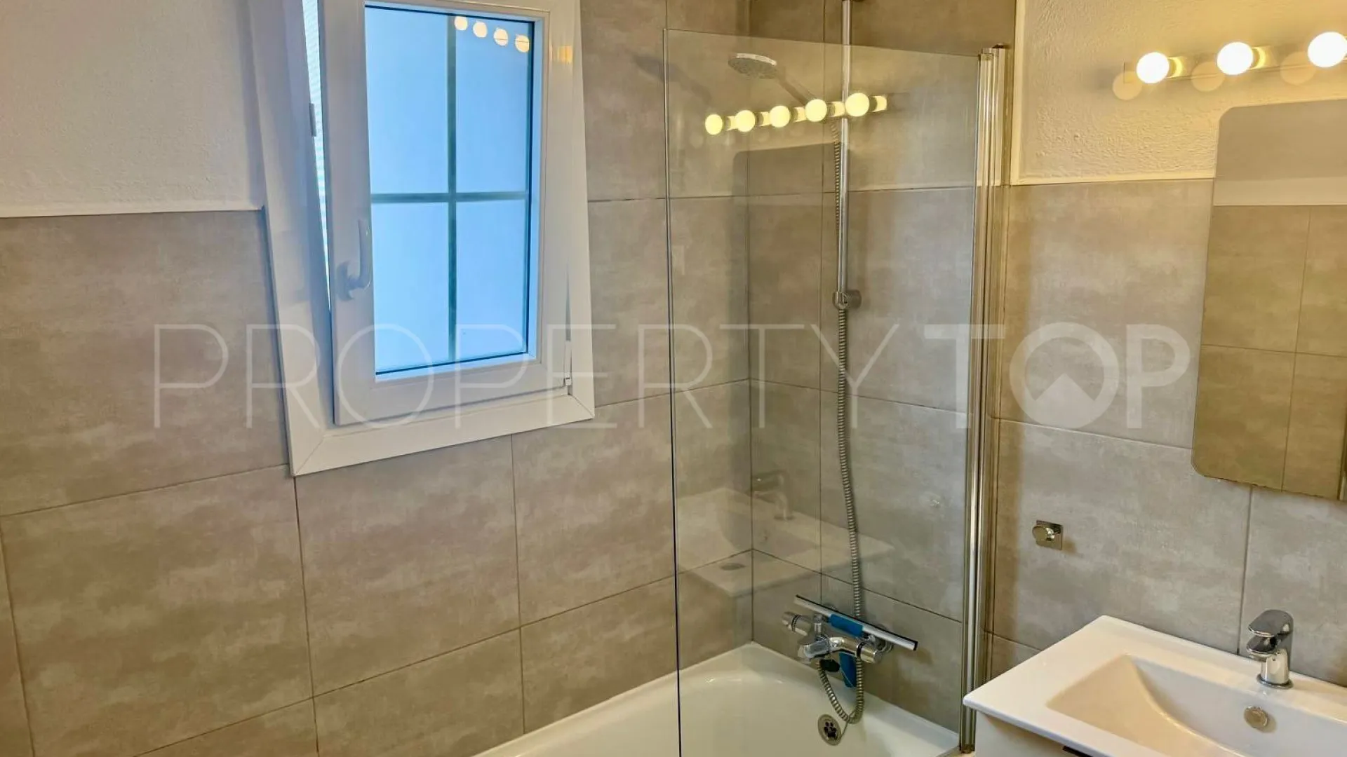 Studio for sale in Benahavis Centro