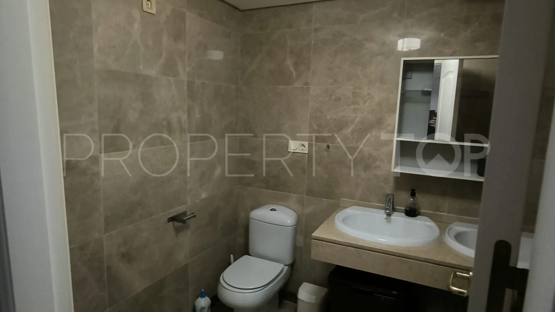 Se vende apartamento en Duquesa Village con 2 dormitorios