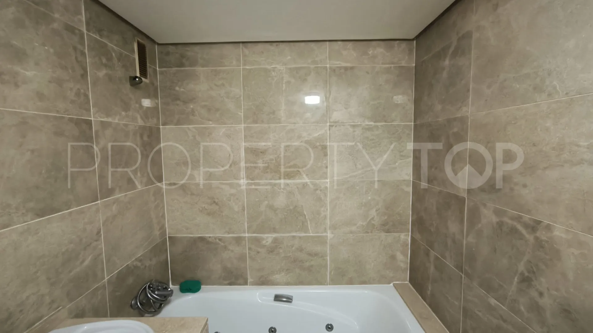 Se vende apartamento en Duquesa Village con 2 dormitorios
