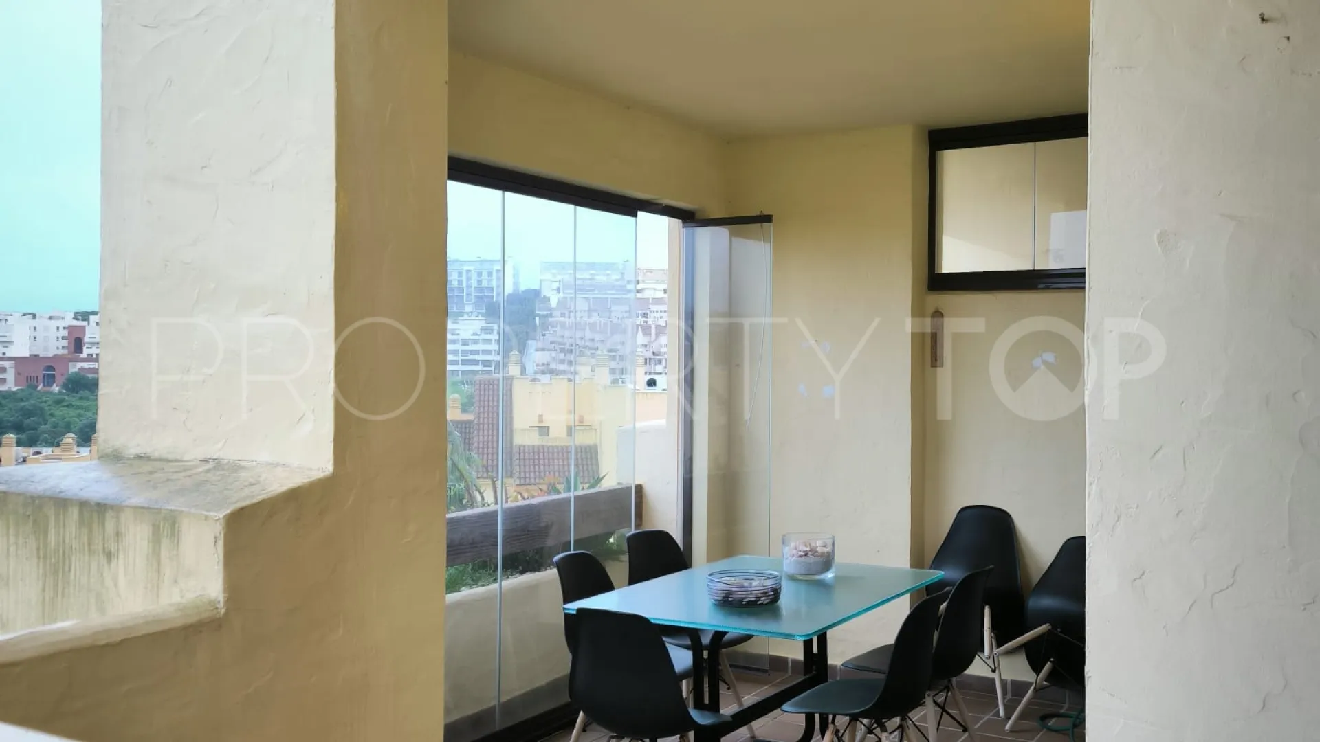 Se vende apartamento en Duquesa Village con 2 dormitorios