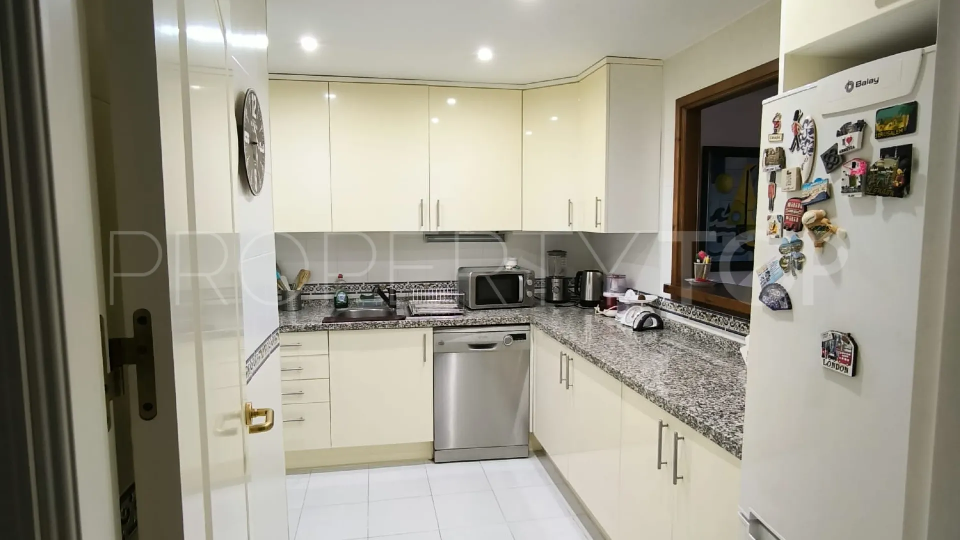 Se vende apartamento en Duquesa Village con 2 dormitorios