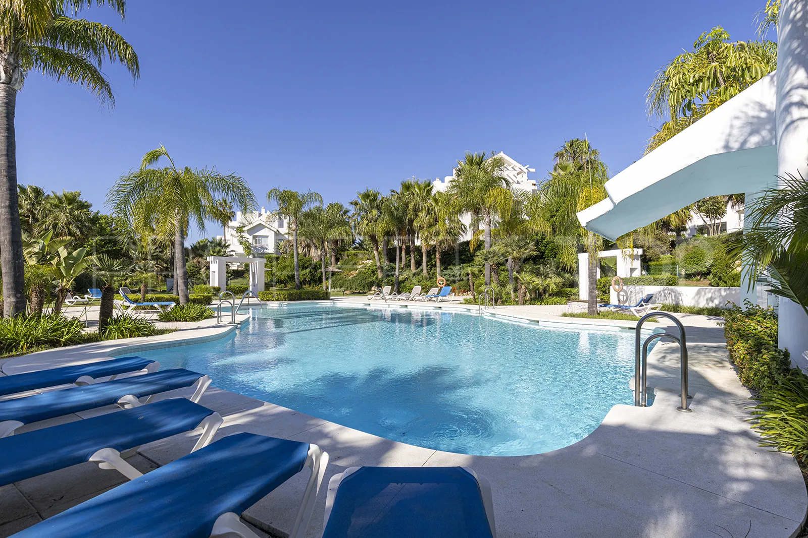 2 bedrooms penthouse for sale in Alcazaba Lagoon