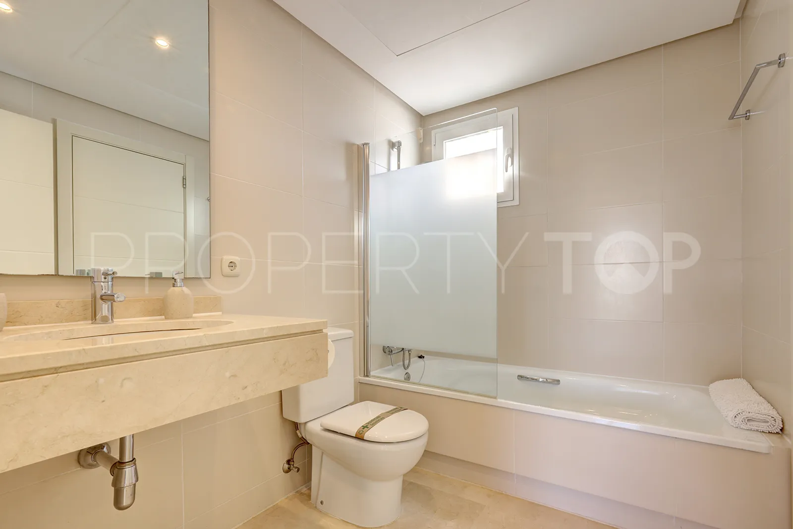 2 bedrooms penthouse for sale in Alcazaba Lagoon