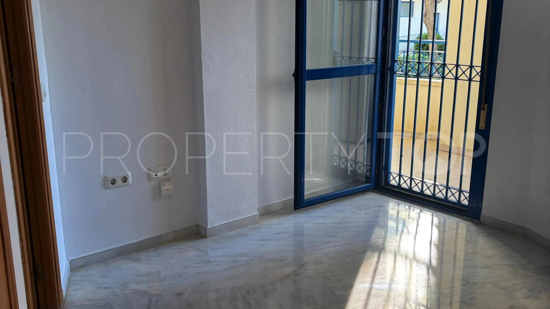 For sale ground floor apartment in Estepona Centre with 2 bedrooms