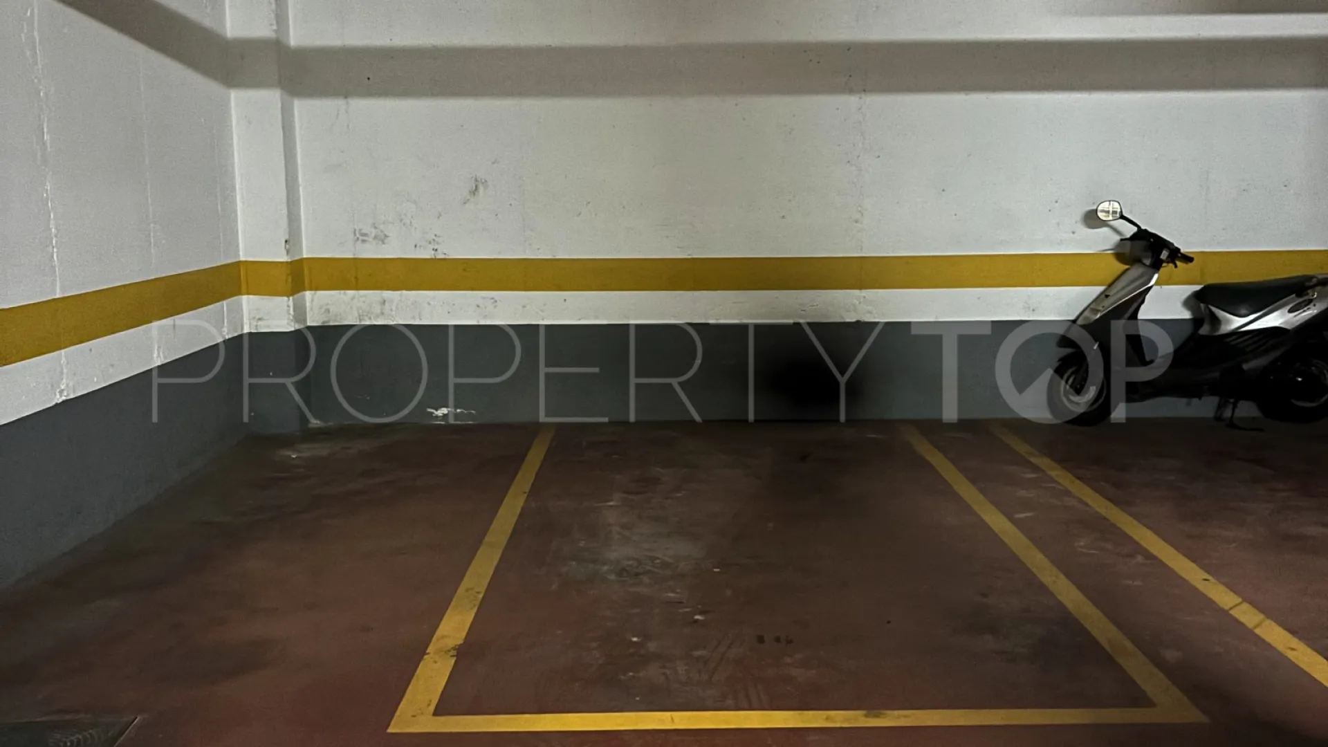 For sale ground floor apartment in Estepona Centre with 2 bedrooms