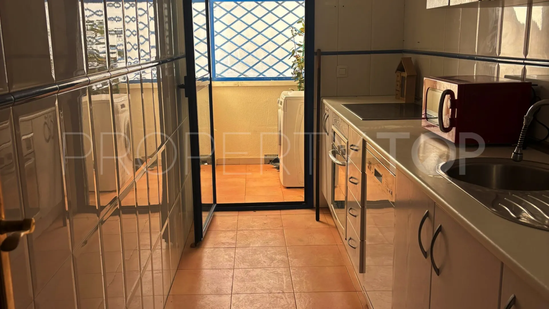 For sale ground floor apartment in Estepona Centre with 2 bedrooms