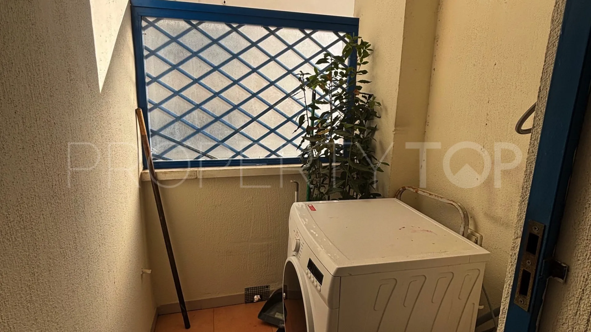 For sale ground floor apartment in Estepona Centre with 2 bedrooms