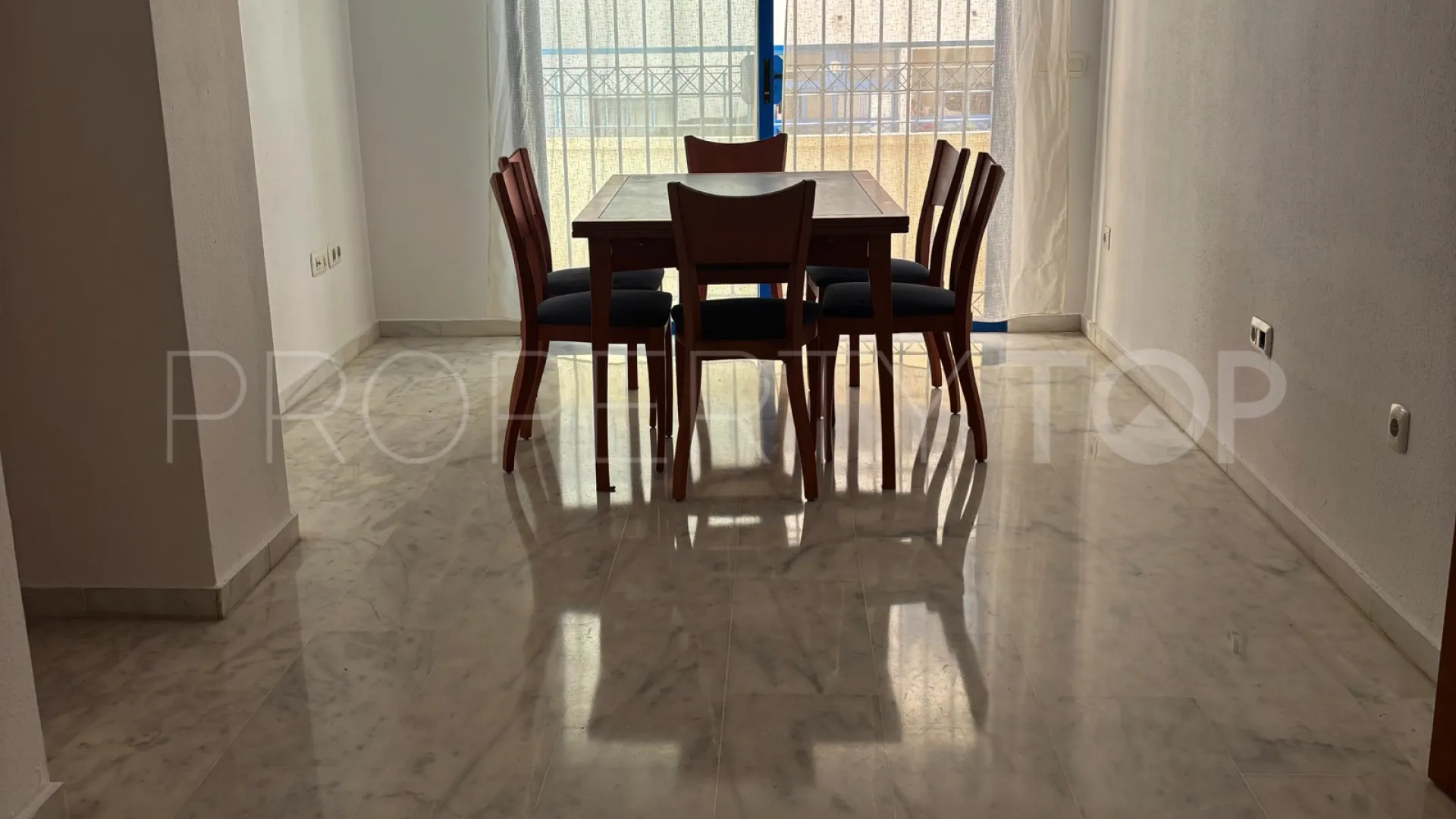 For sale ground floor apartment in Estepona Centre with 2 bedrooms