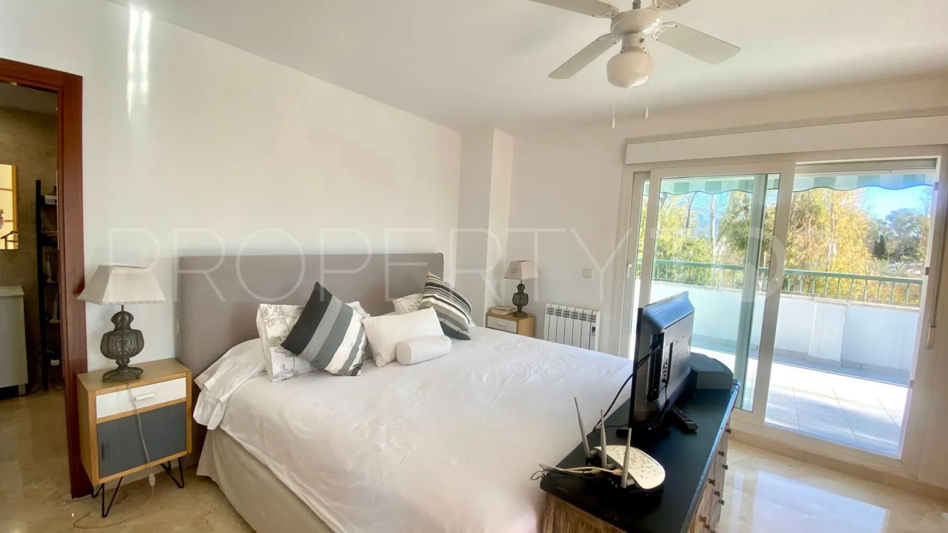 Atico duplex en venta en Guadalmina Baja con 5 dormitorios
