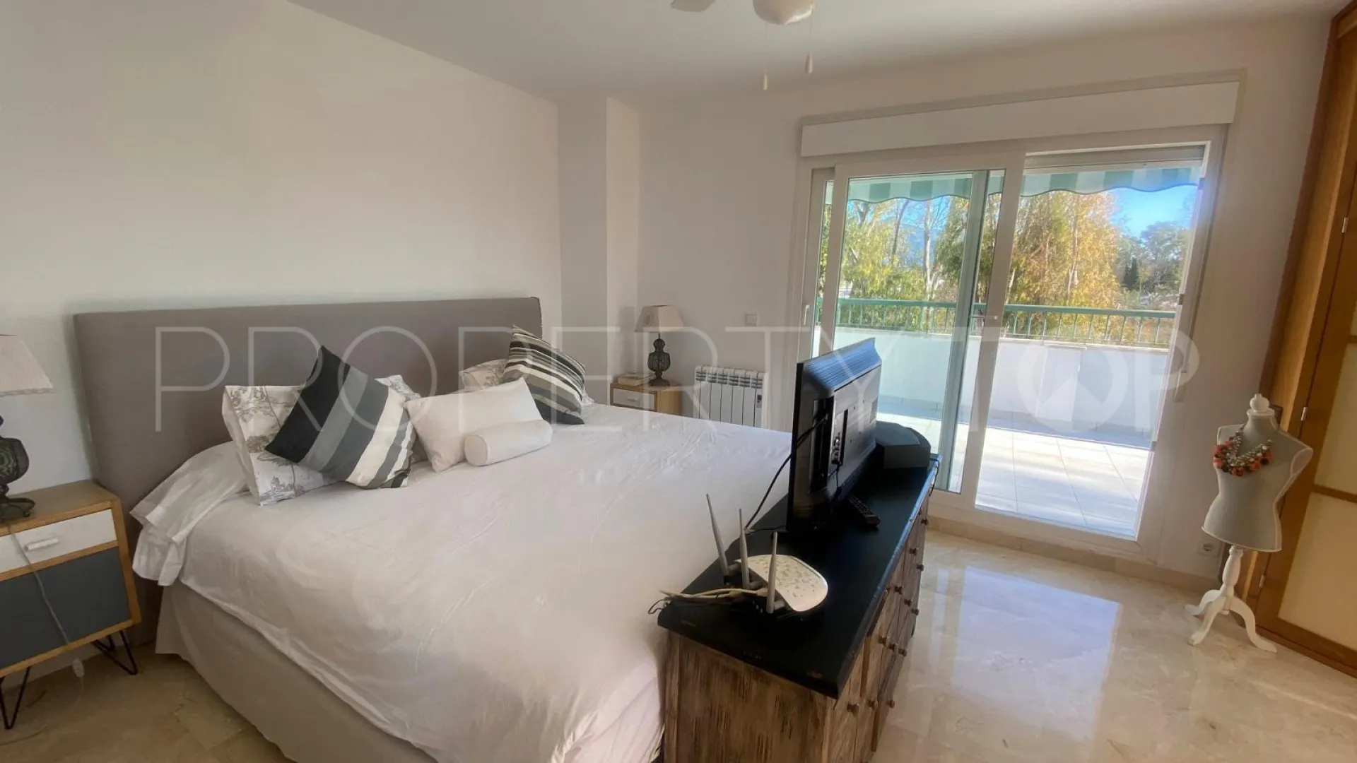Atico duplex en venta en Guadalmina Baja con 5 dormitorios
