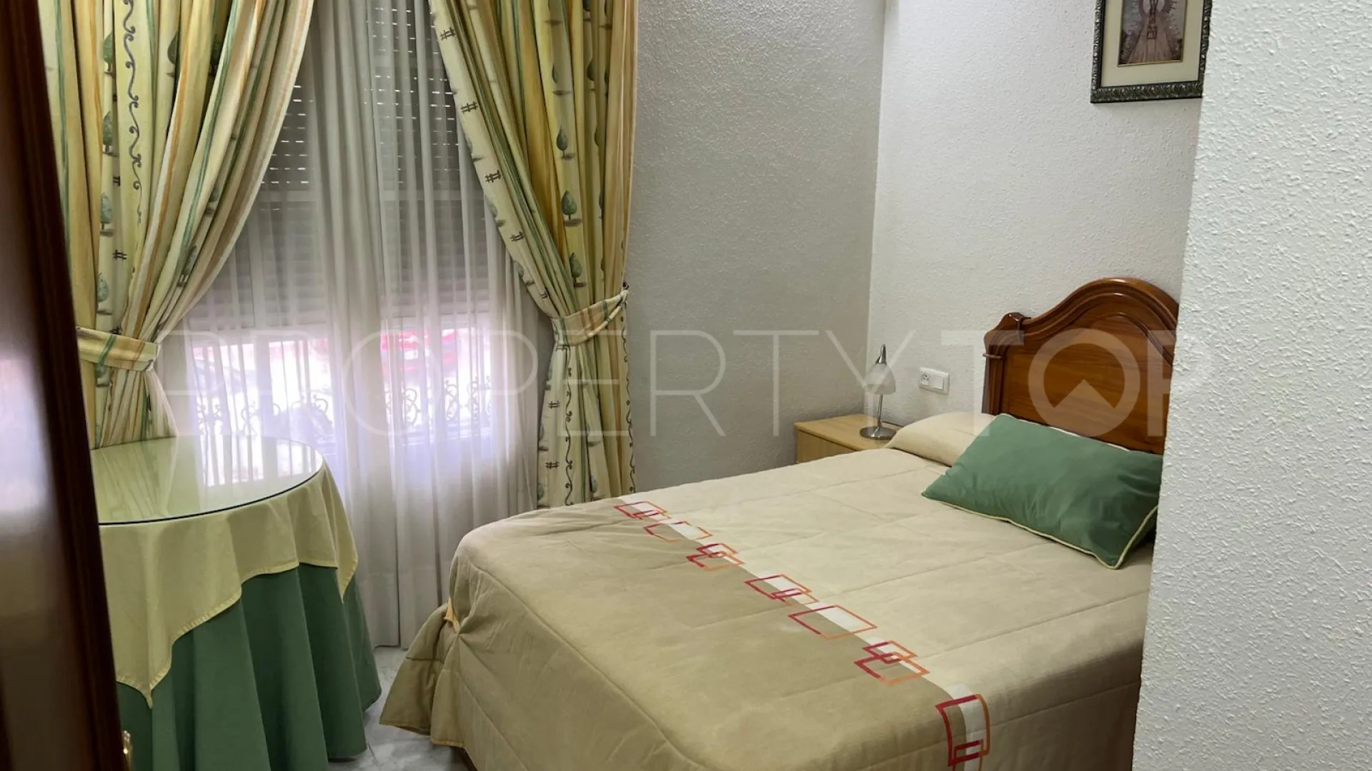 Se vende casa con 4 dormitorios en La Campana