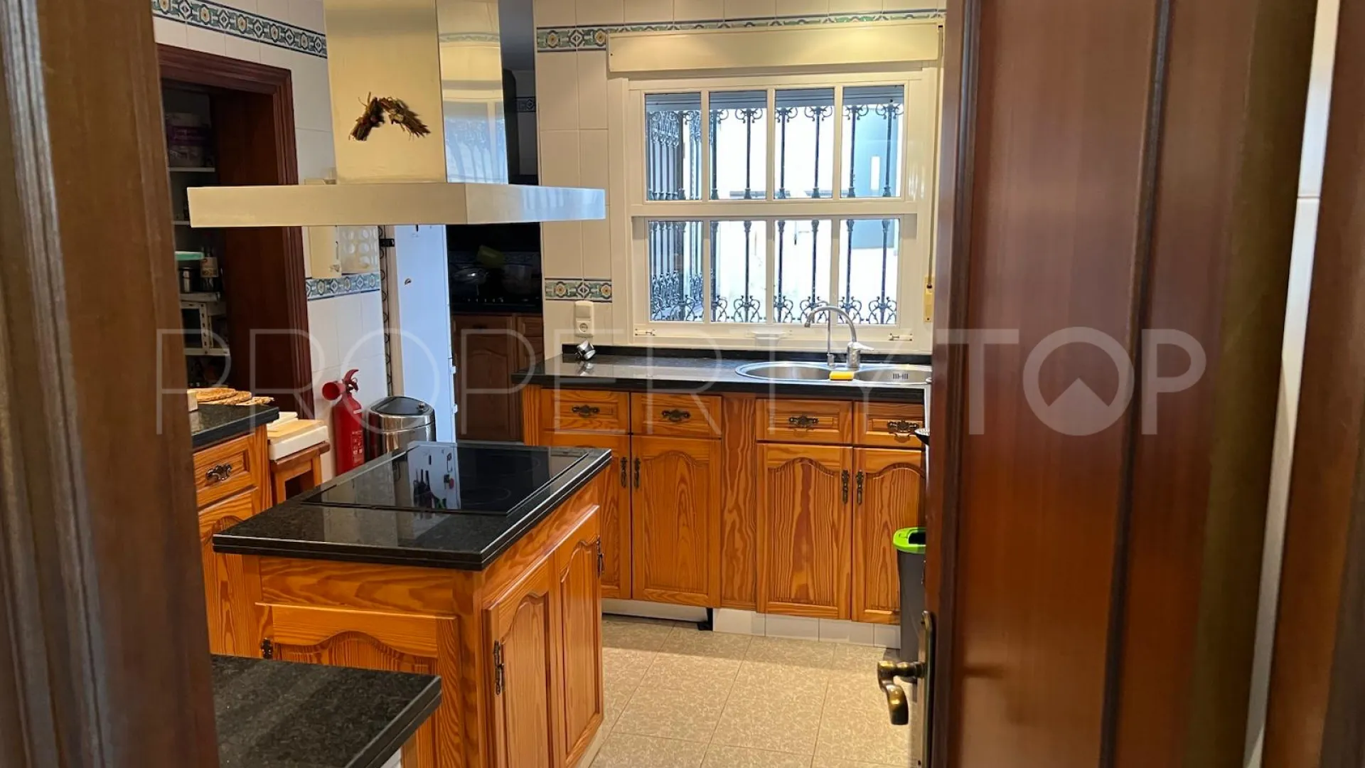 Se vende casa con 4 dormitorios en La Campana