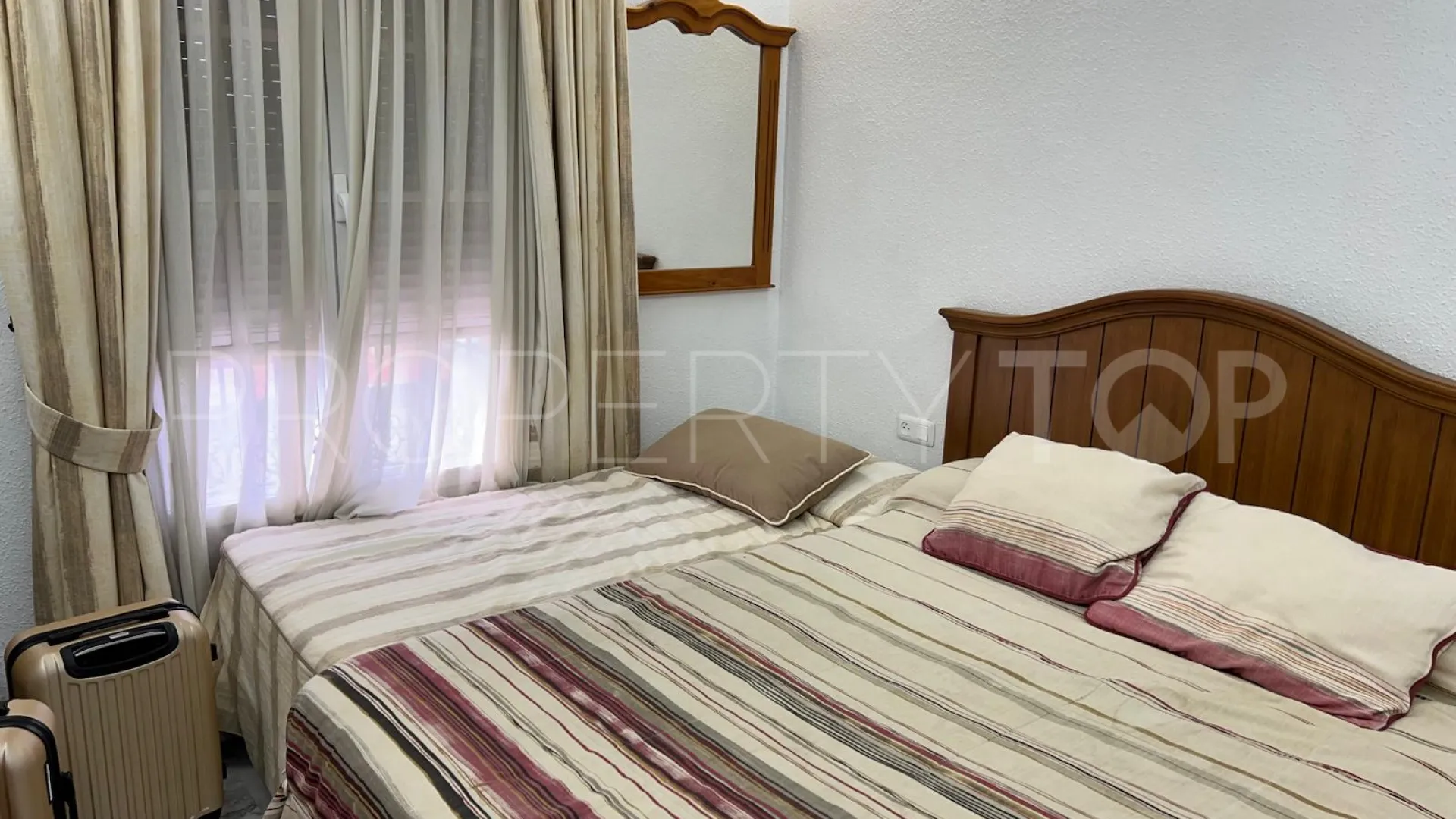 Se vende casa con 4 dormitorios en La Campana