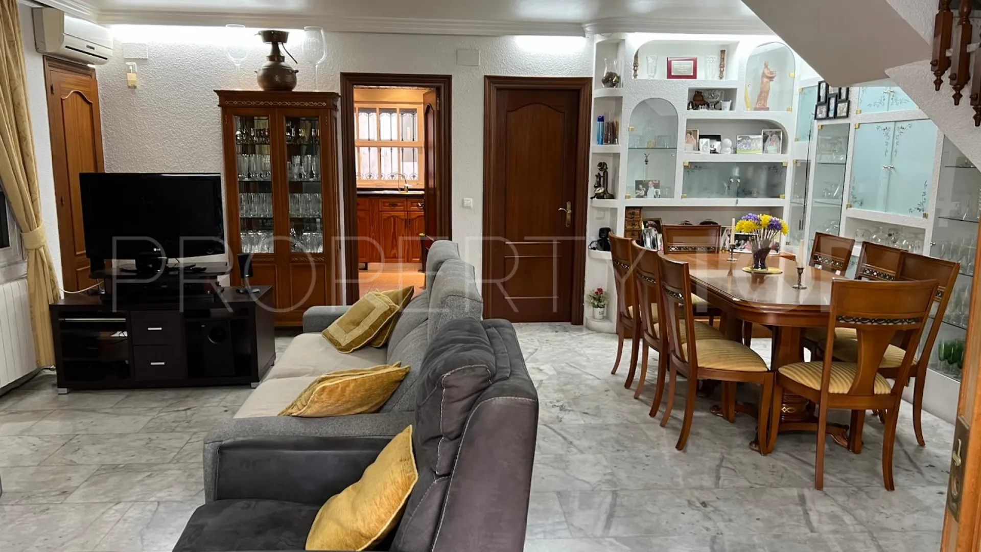 Se vende casa con 4 dormitorios en La Campana