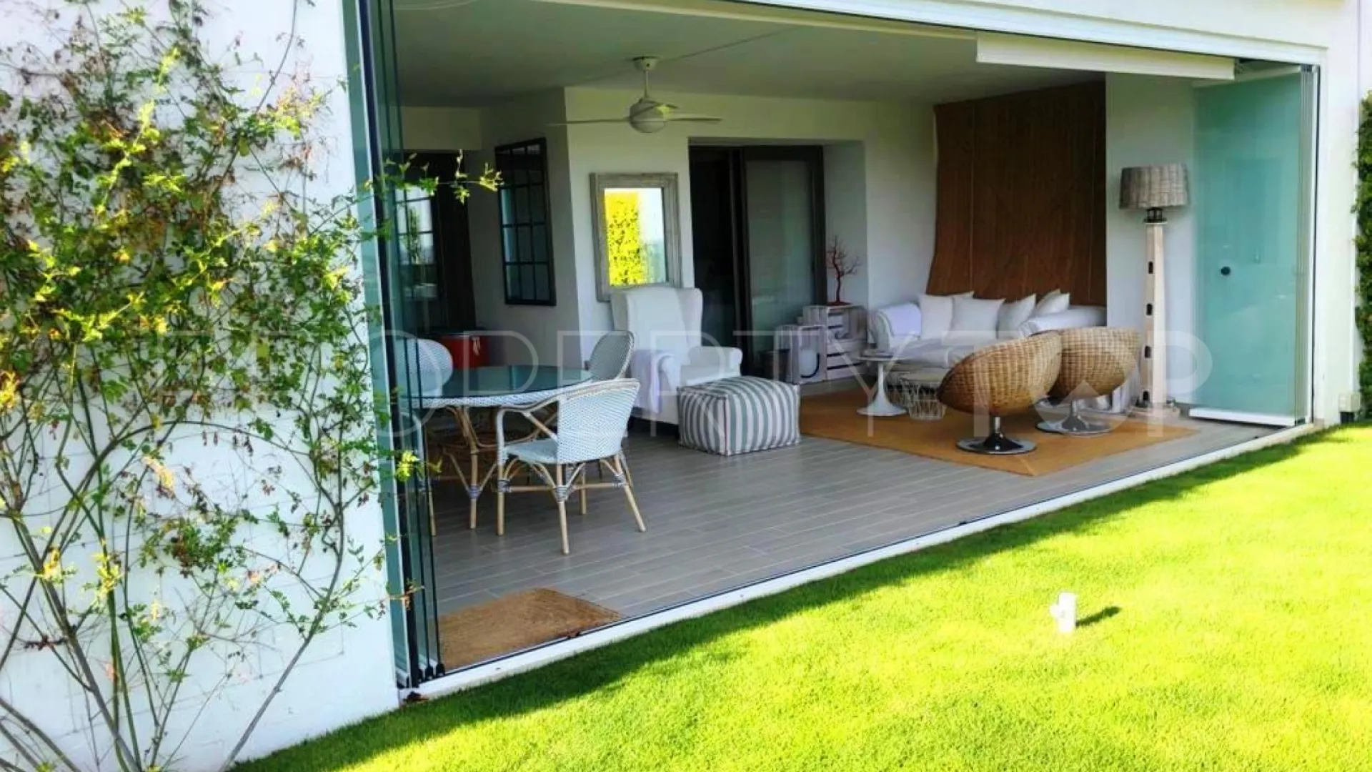 For sale ground floor apartment in Finca Cortesin
