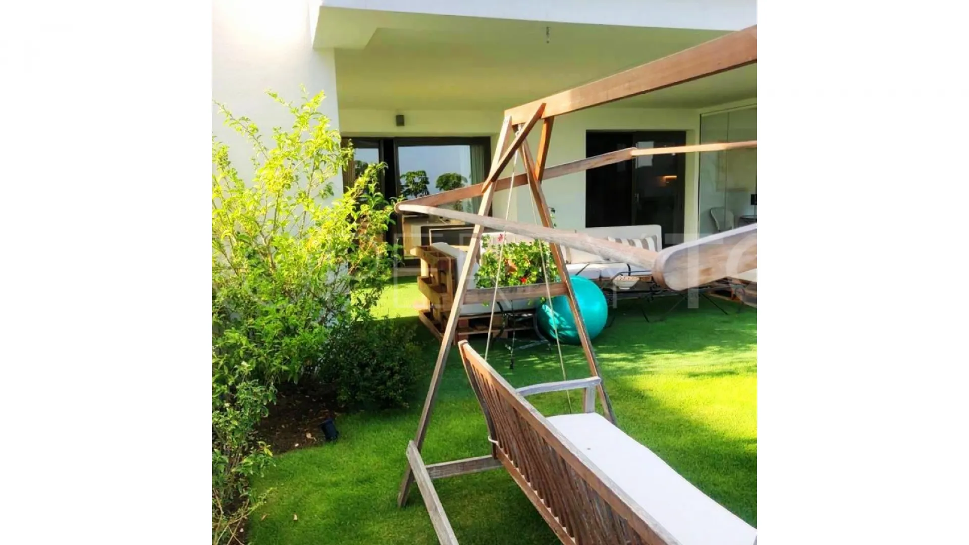 For sale ground floor apartment in Finca Cortesin