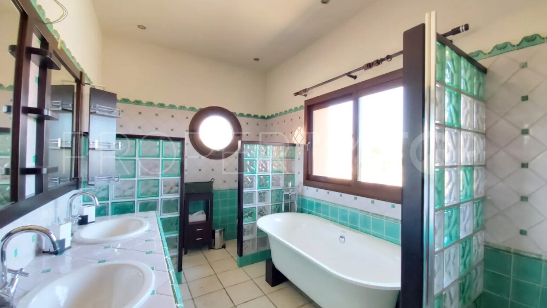 For sale villa with 6 bedrooms in Guadalobon