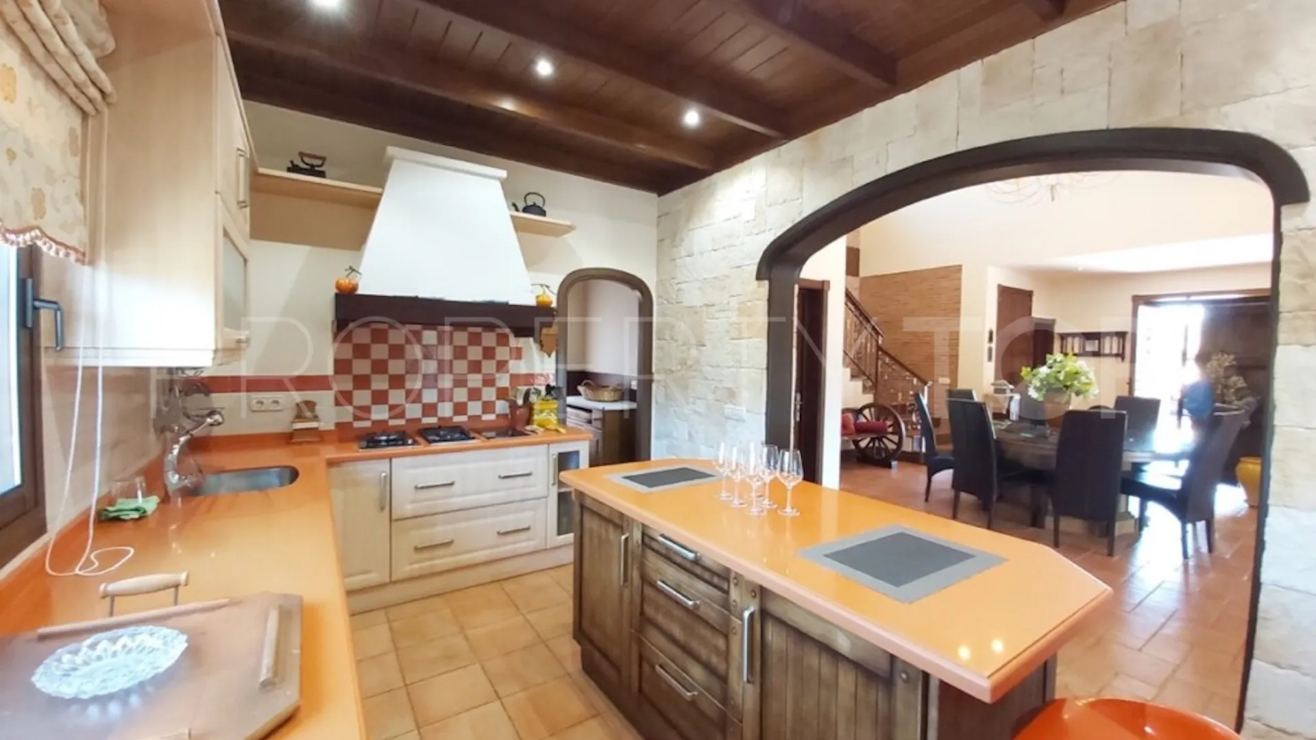 For sale villa with 6 bedrooms in Guadalobon