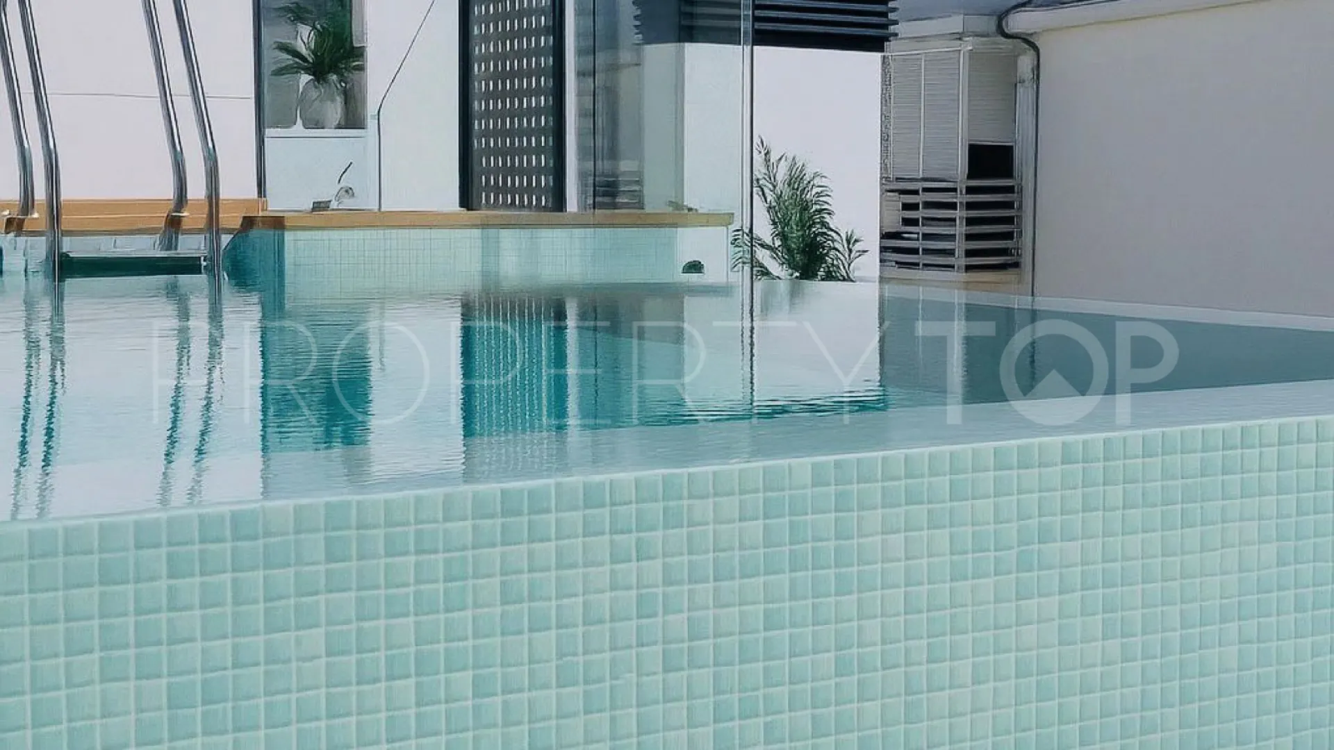 Comprar apartamento planta baja de 2 dormitorios en Estepona Puerto