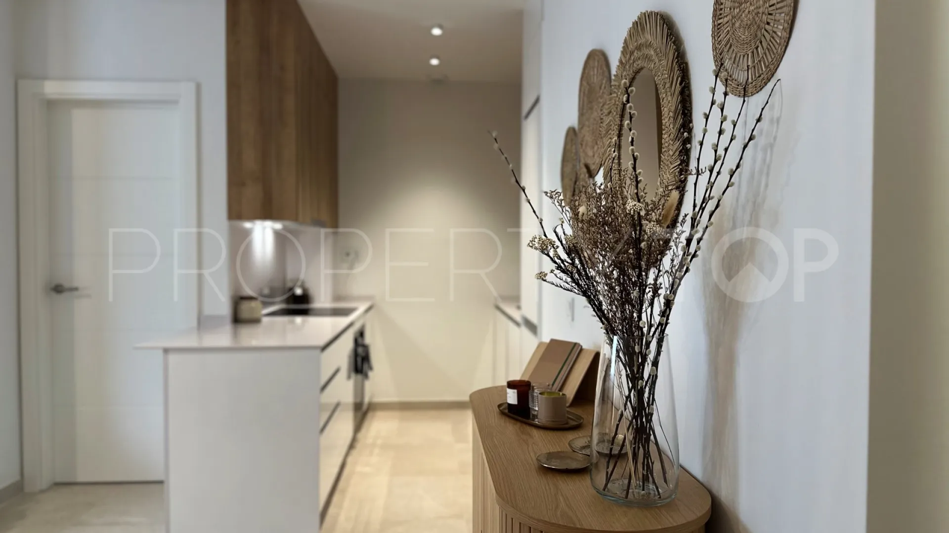 Comprar apartamento planta baja de 2 dormitorios en Estepona Puerto