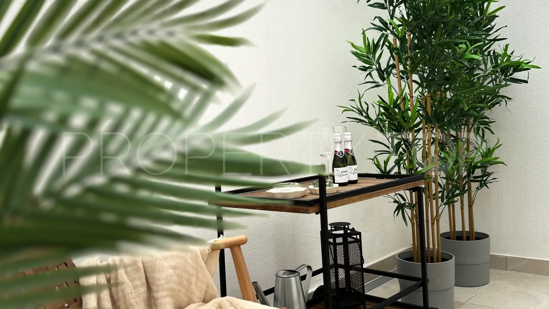 Comprar apartamento planta baja de 2 dormitorios en Estepona Puerto