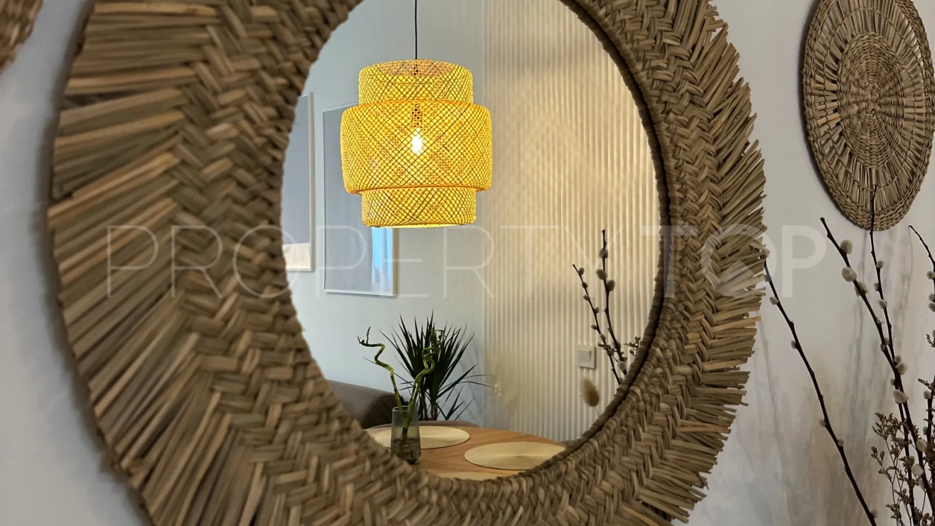 Comprar apartamento planta baja de 2 dormitorios en Estepona Puerto