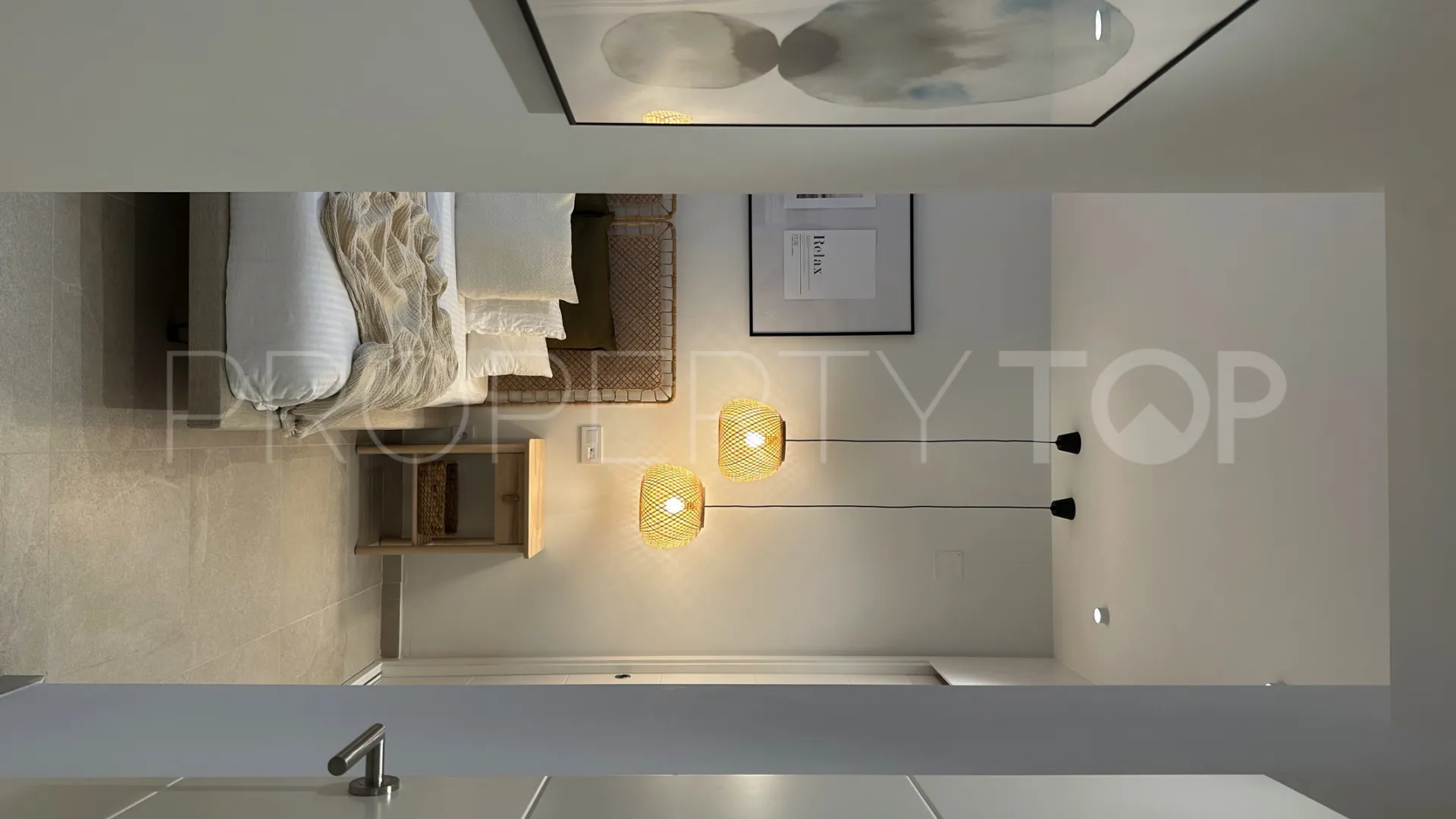 Comprar apartamento planta baja de 2 dormitorios en Estepona Puerto