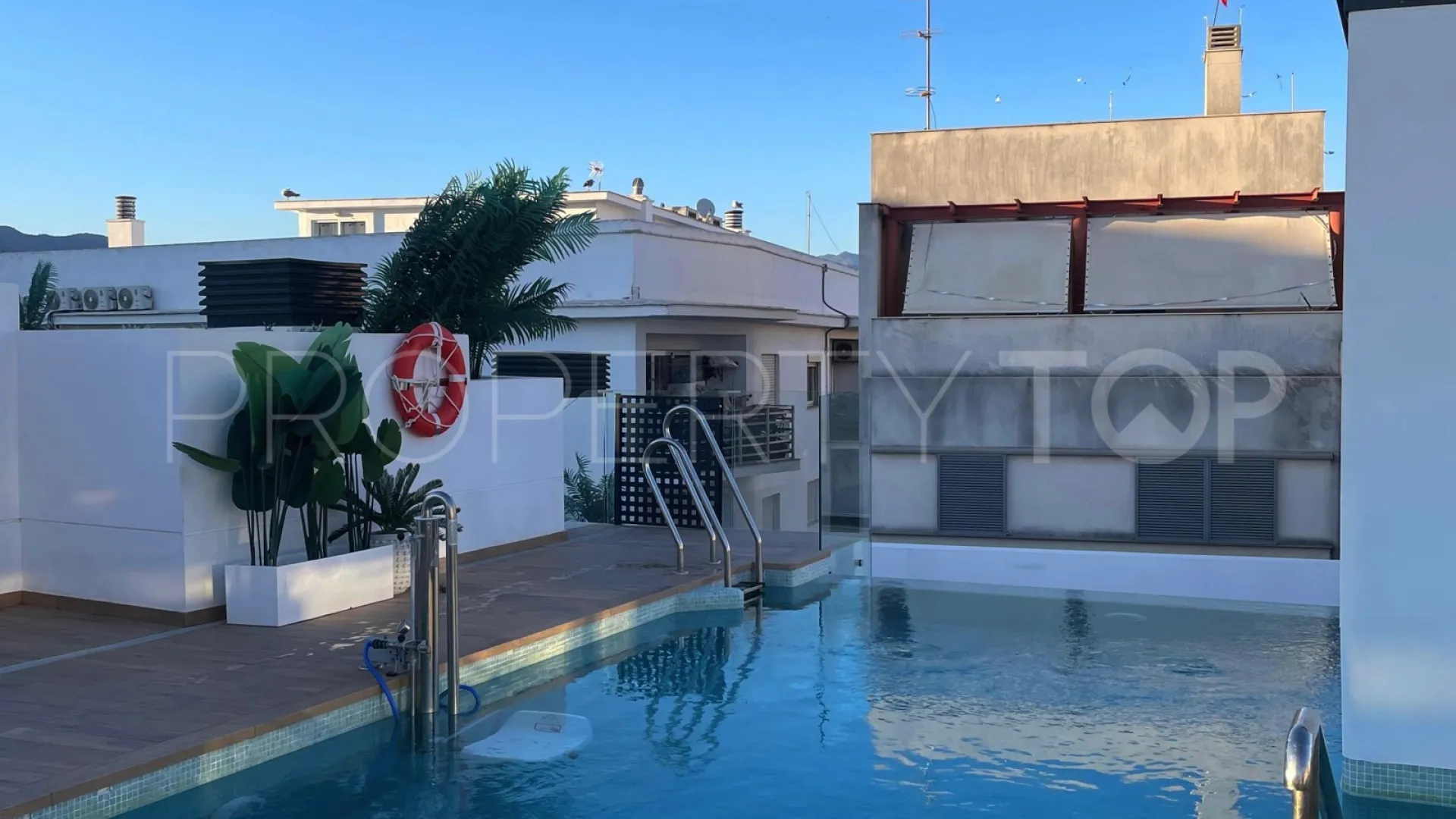 Comprar apartamento planta baja de 2 dormitorios en Estepona Puerto