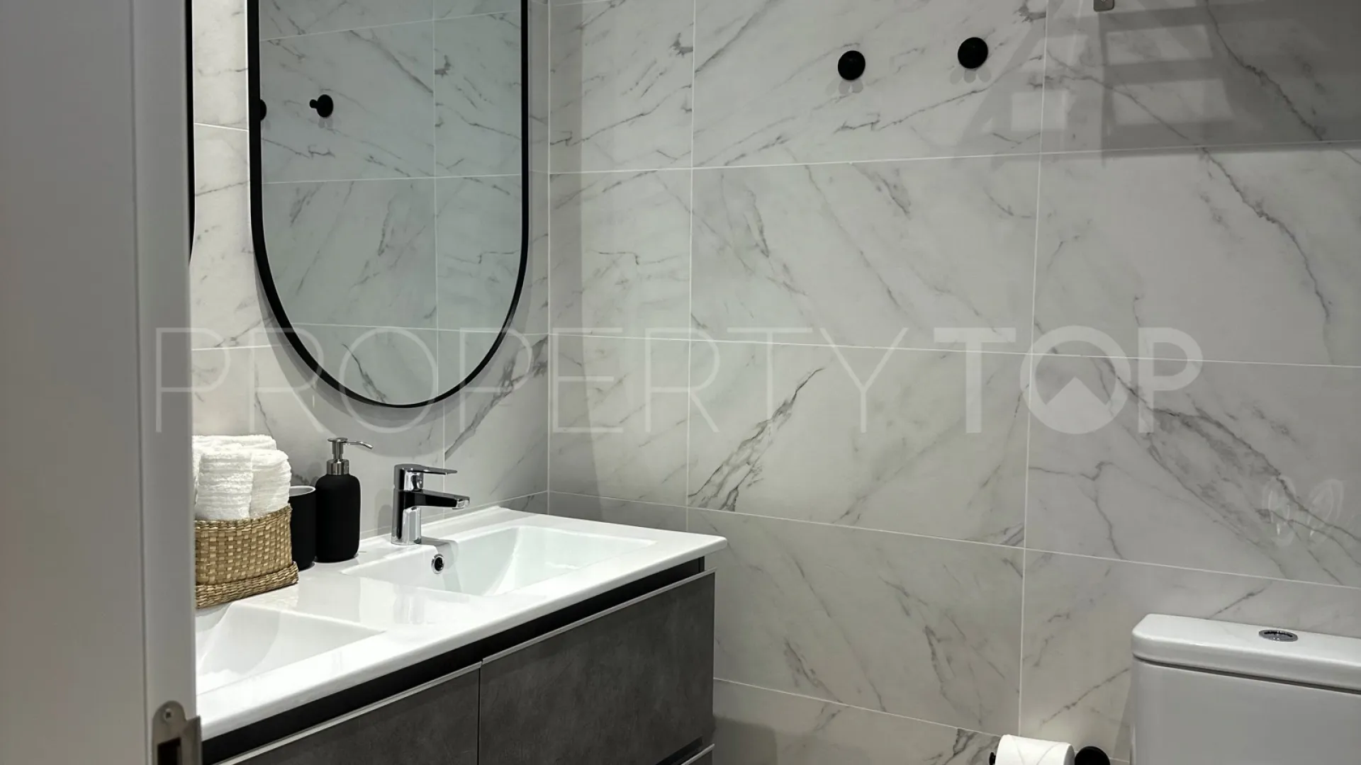 Comprar apartamento planta baja de 2 dormitorios en Estepona Puerto