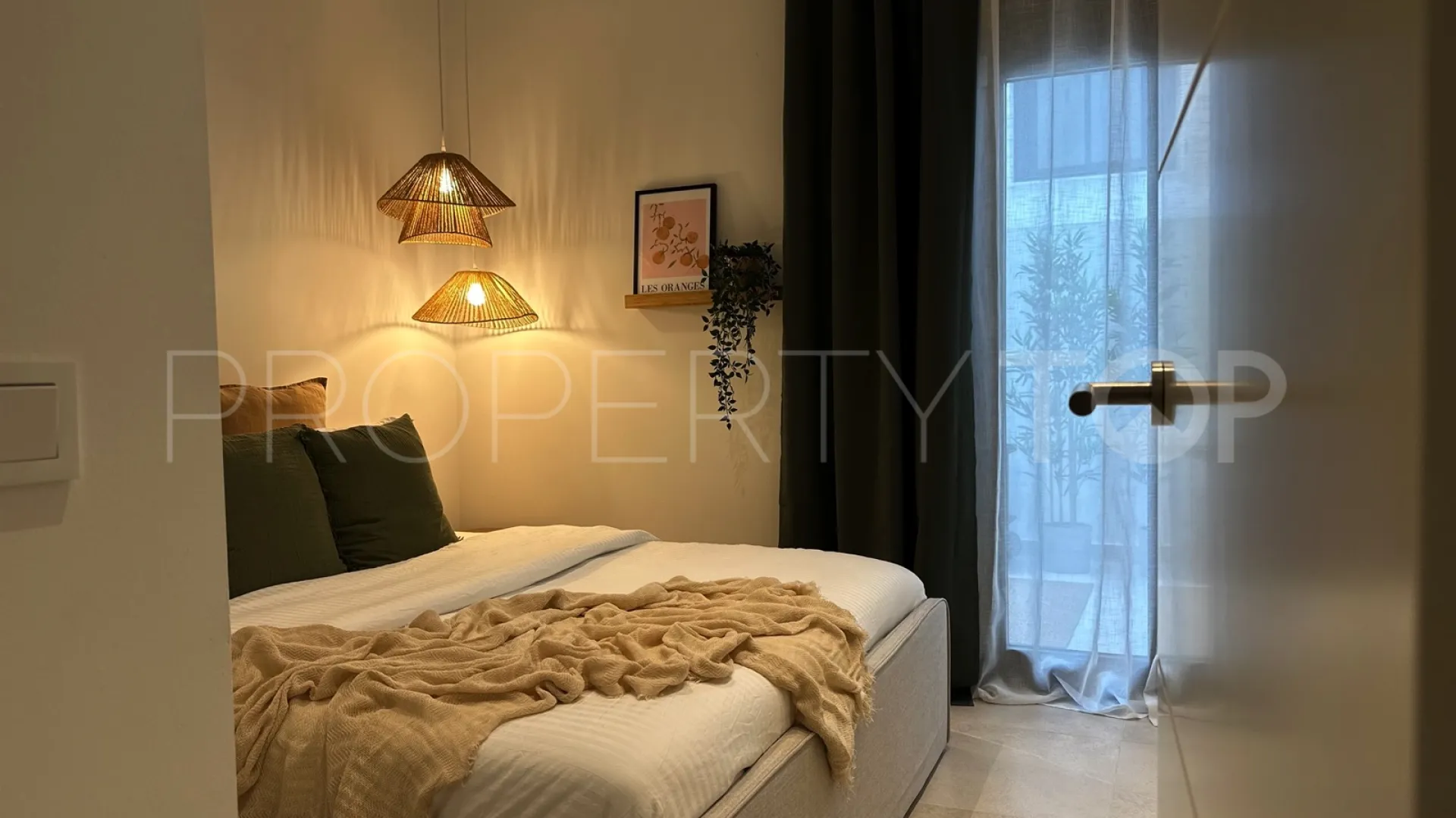 Comprar apartamento planta baja de 2 dormitorios en Estepona Puerto