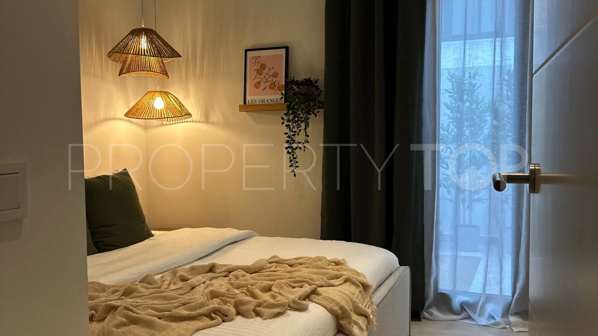 Comprar apartamento planta baja de 2 dormitorios en Estepona Puerto