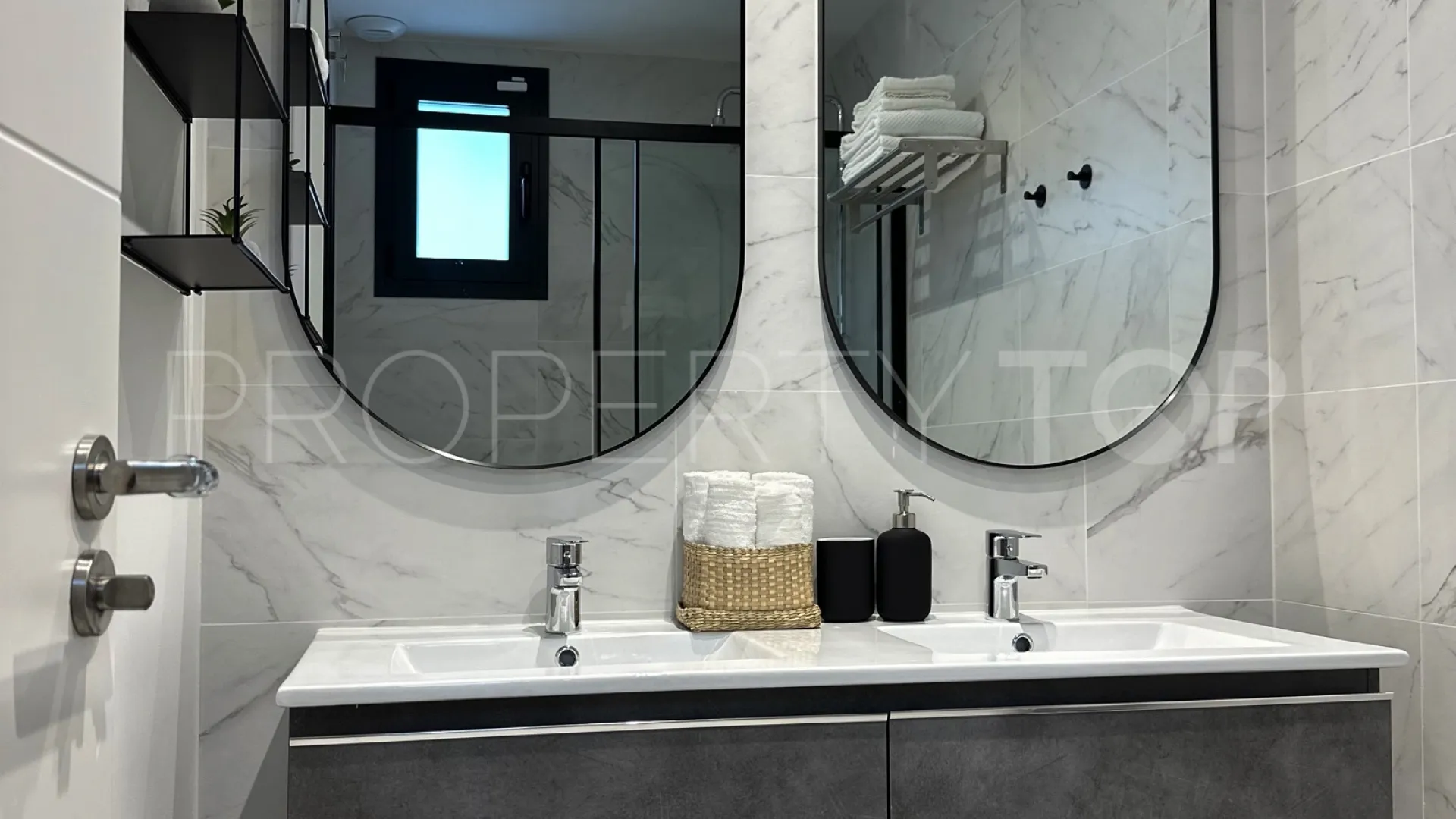 Comprar apartamento planta baja de 2 dormitorios en Estepona Puerto