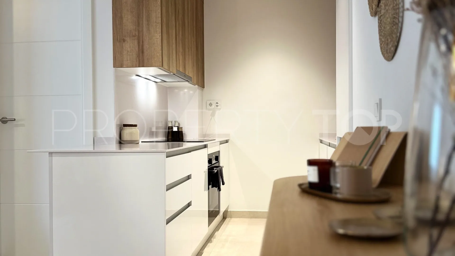 Comprar apartamento planta baja de 2 dormitorios en Estepona Puerto
