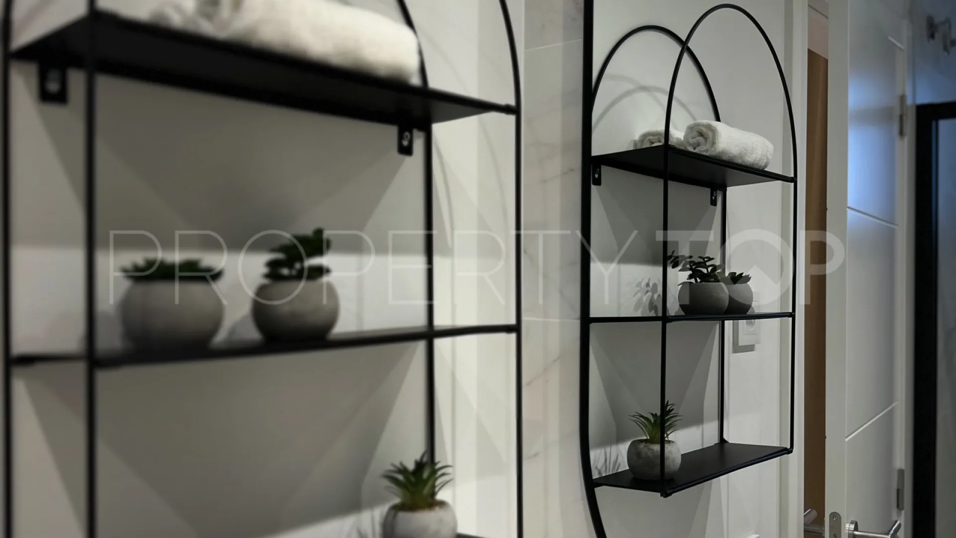 Comprar apartamento planta baja de 2 dormitorios en Estepona Puerto