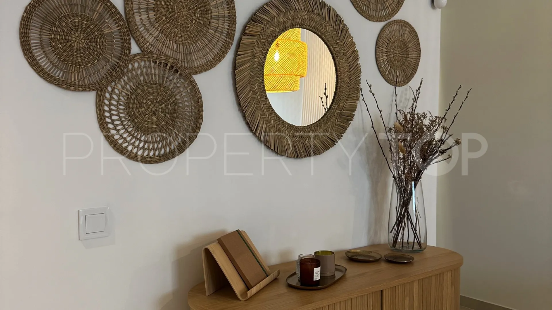Comprar apartamento planta baja de 2 dormitorios en Estepona Puerto