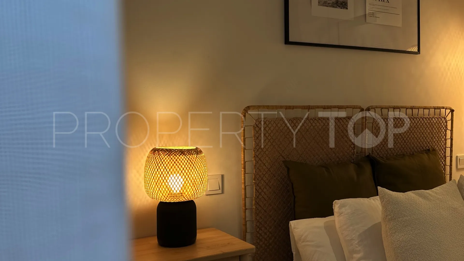 Comprar apartamento planta baja de 2 dormitorios en Estepona Puerto