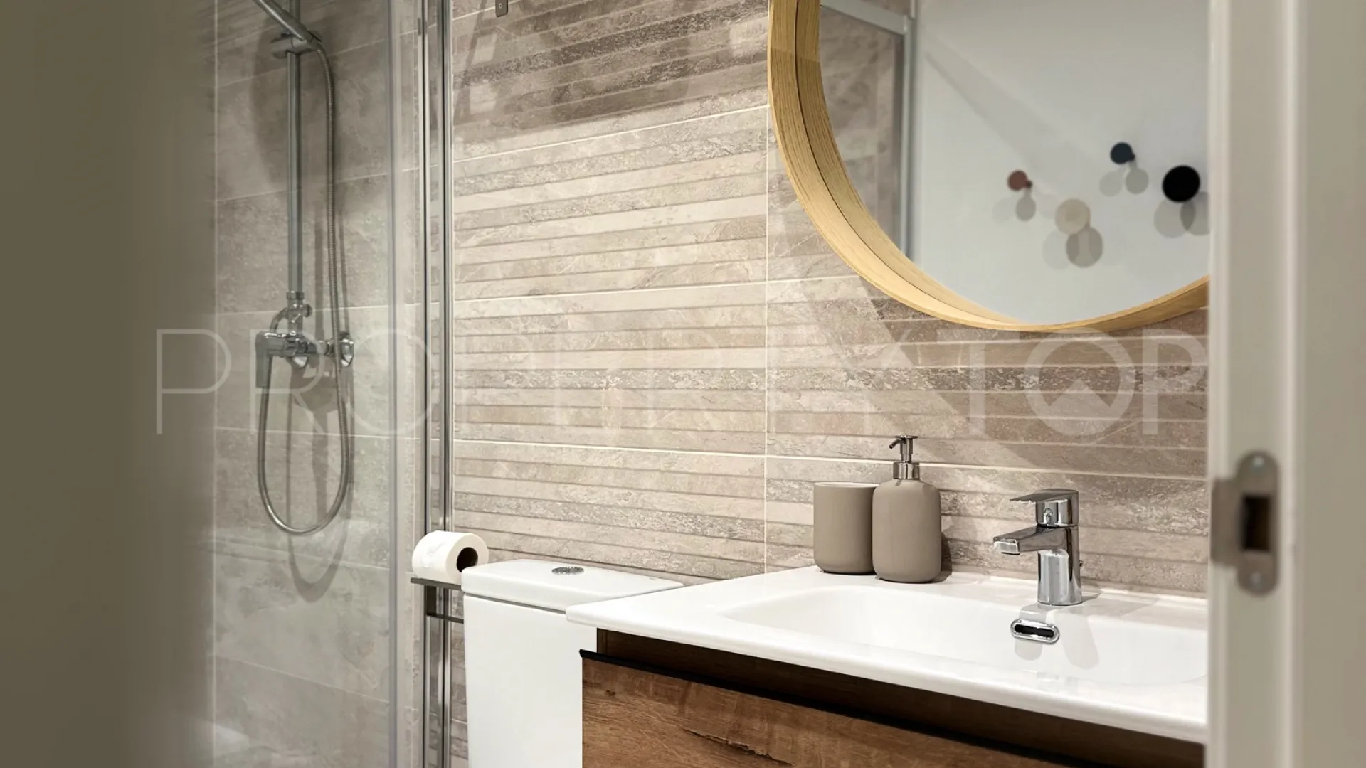 Comprar apartamento planta baja de 2 dormitorios en Estepona Puerto