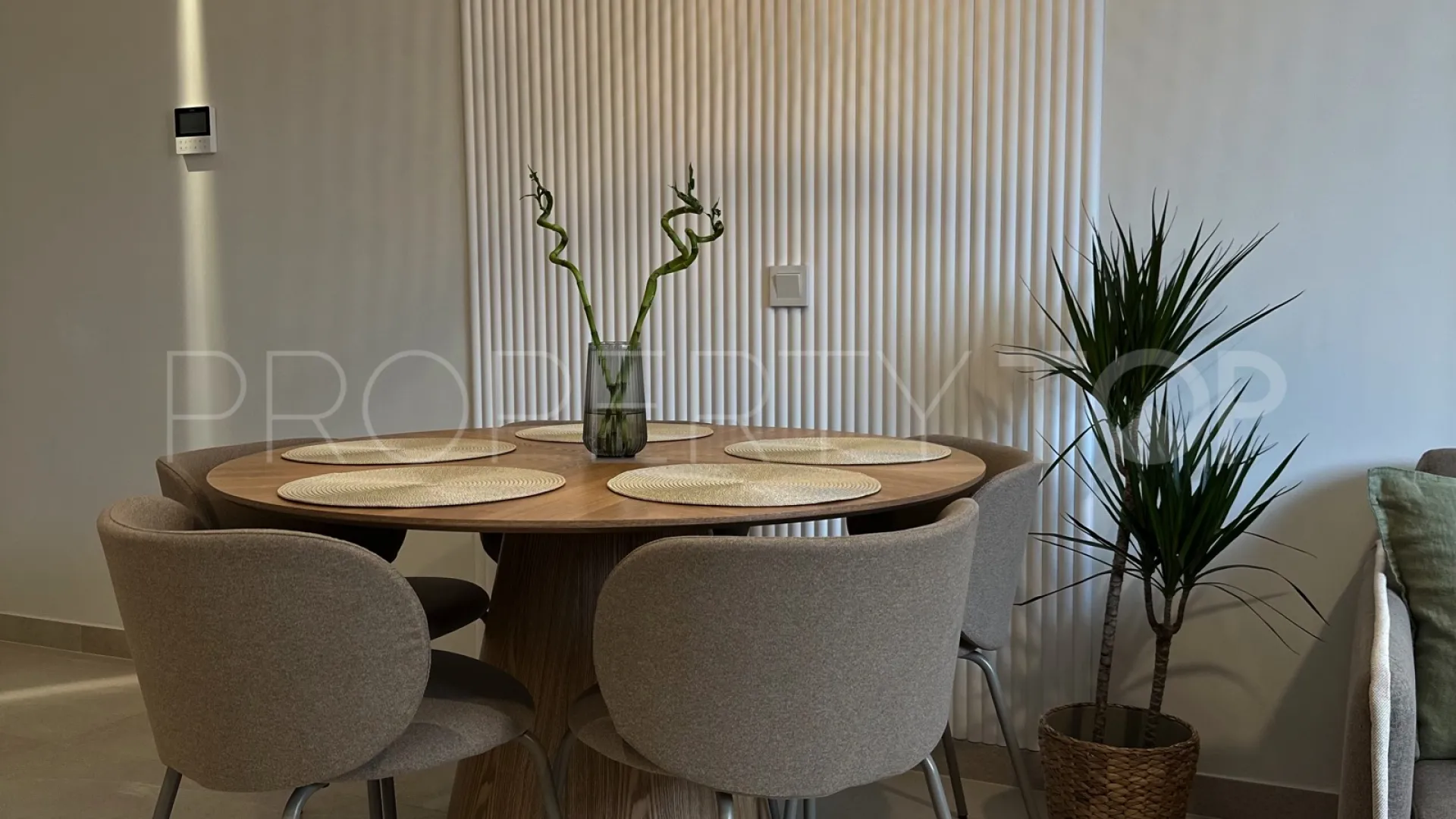 Comprar apartamento planta baja de 2 dormitorios en Estepona Puerto