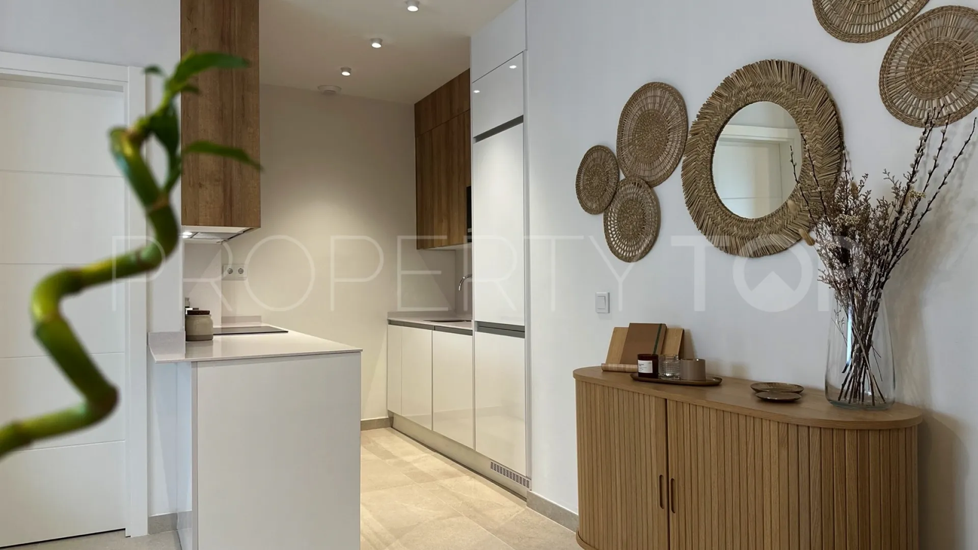 Comprar apartamento planta baja de 2 dormitorios en Estepona Puerto