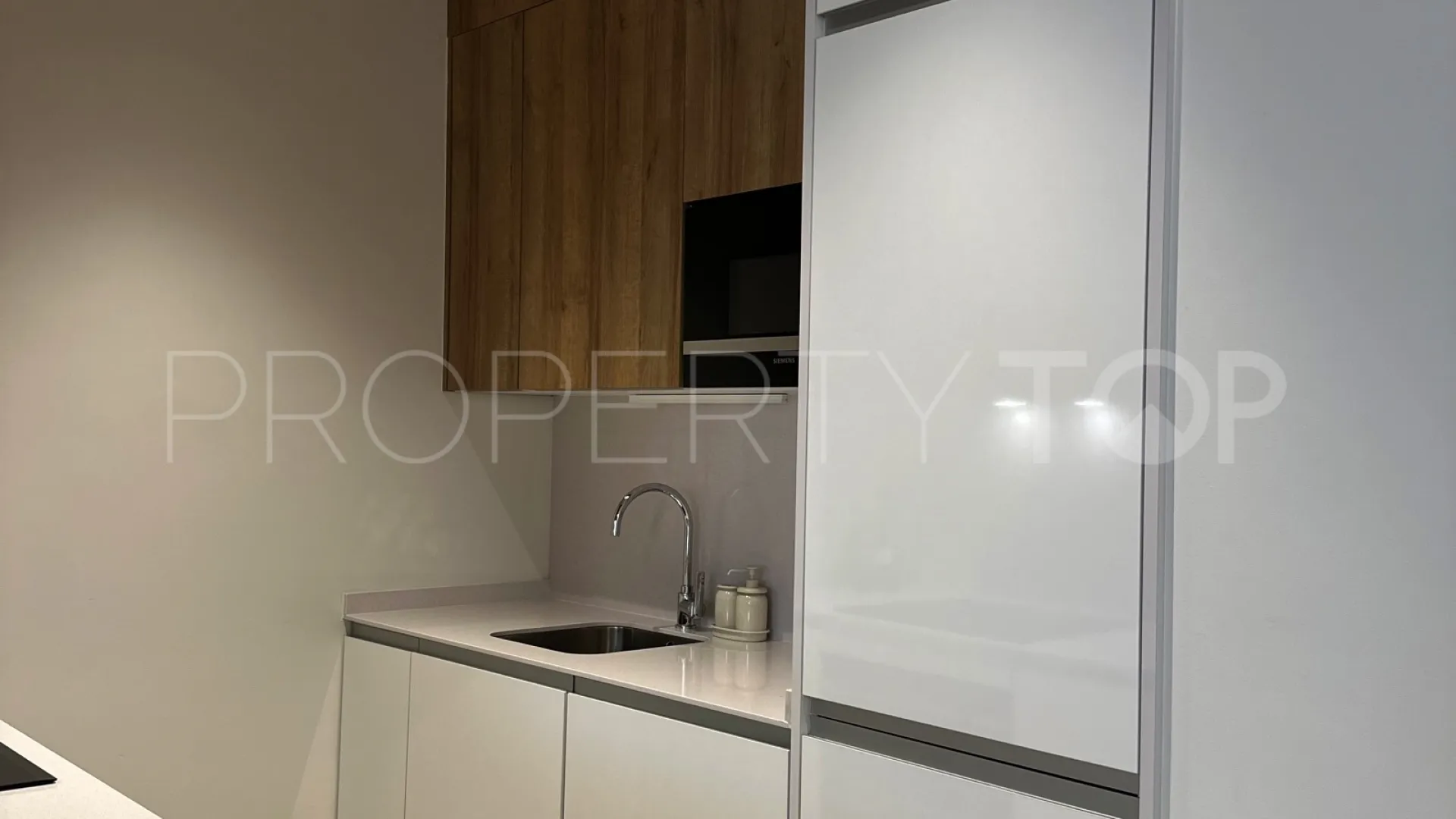 Comprar apartamento planta baja de 2 dormitorios en Estepona Puerto