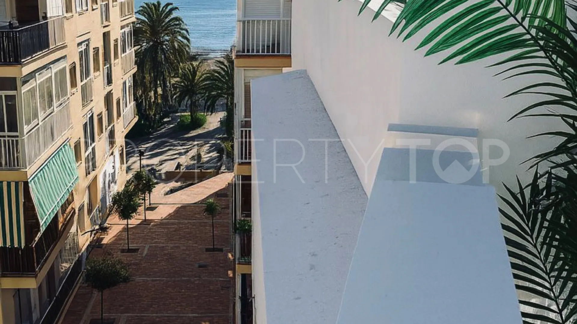 Comprar apartamento planta baja de 2 dormitorios en Estepona Puerto