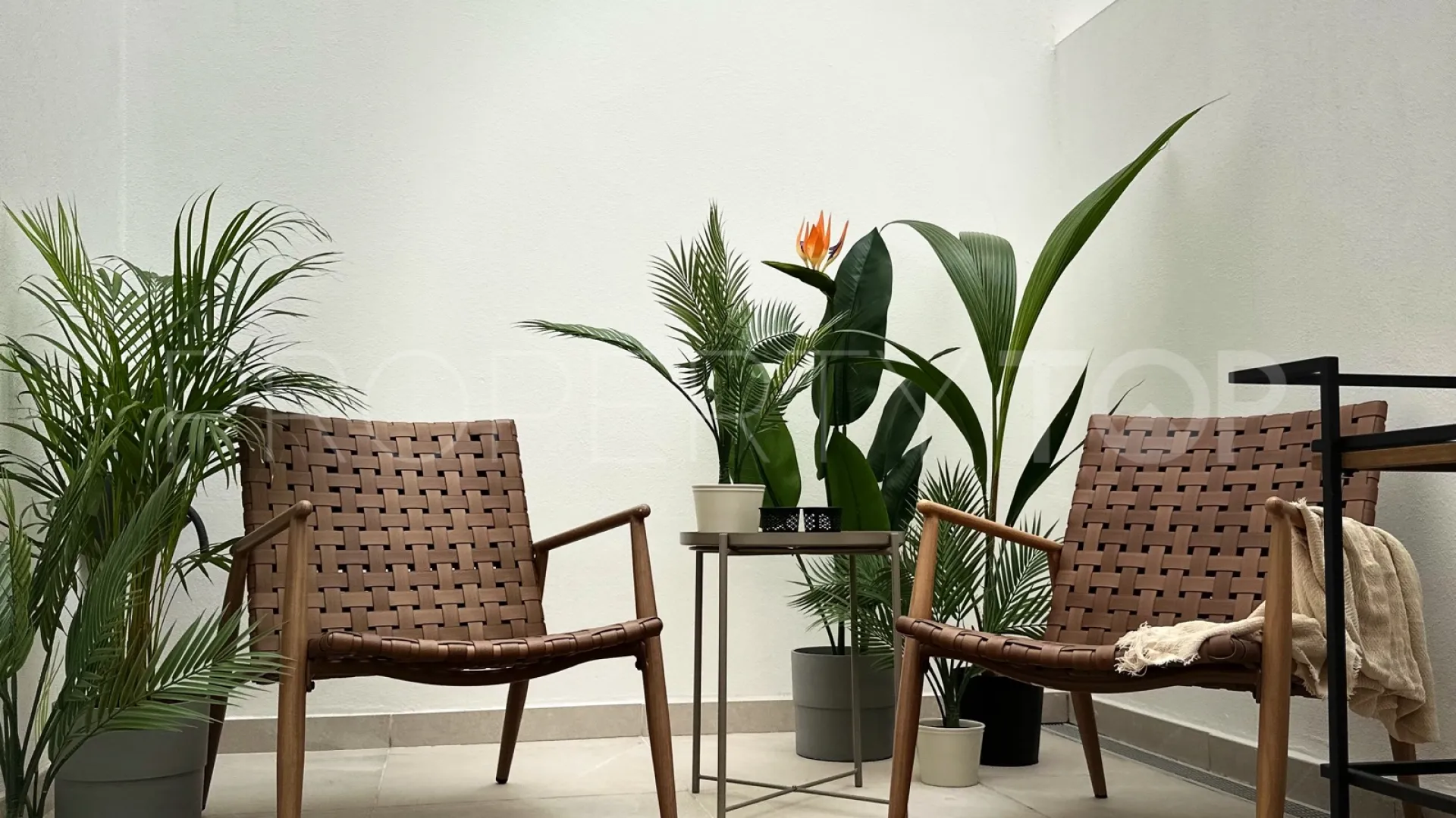 Comprar apartamento planta baja de 2 dormitorios en Estepona Puerto