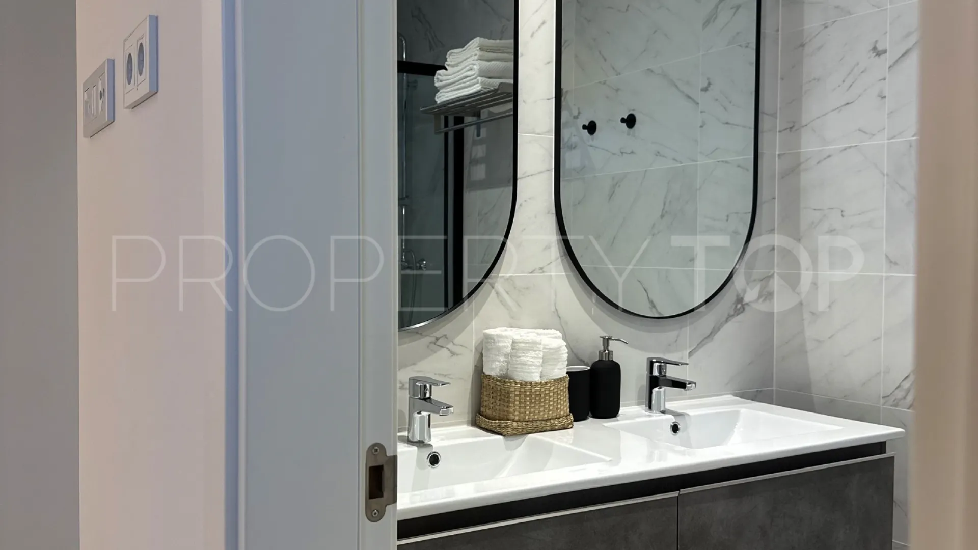 Comprar apartamento planta baja de 2 dormitorios en Estepona Puerto