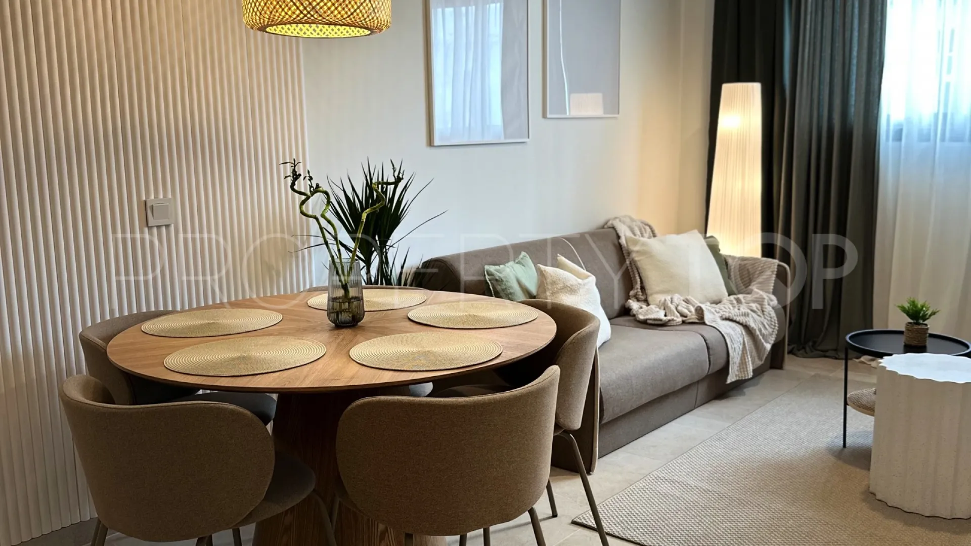 Comprar apartamento planta baja de 2 dormitorios en Estepona Puerto