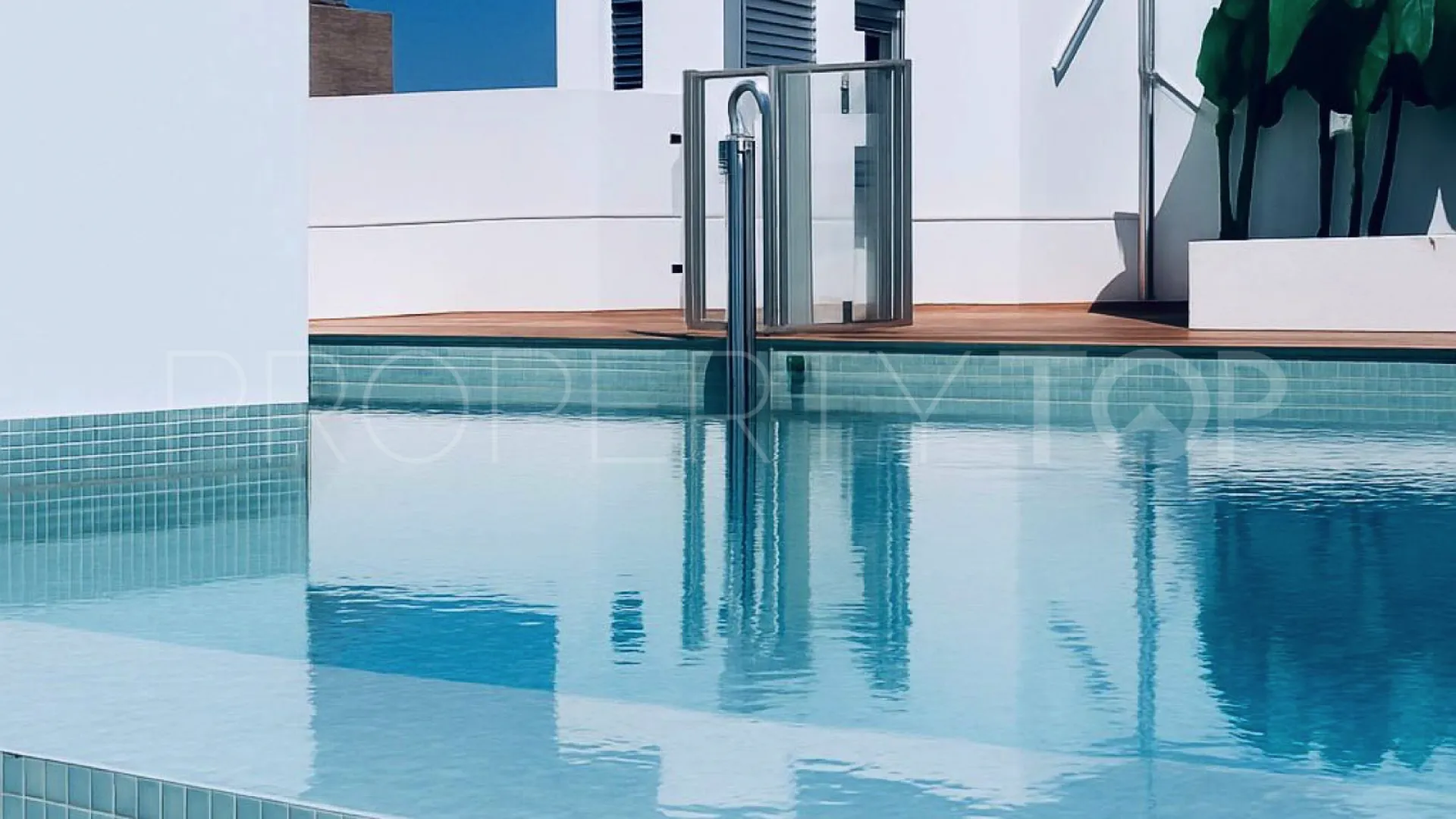 Comprar apartamento planta baja de 2 dormitorios en Estepona Puerto