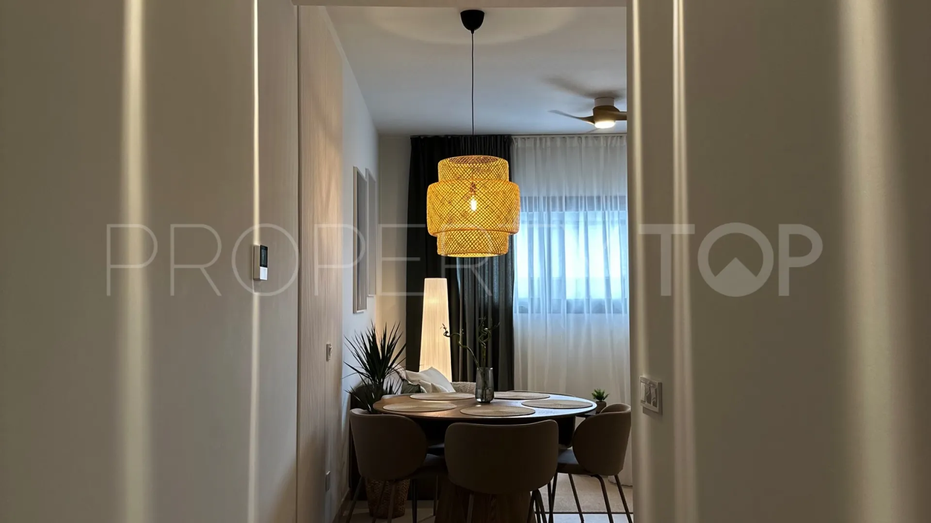 Comprar apartamento planta baja de 2 dormitorios en Estepona Puerto